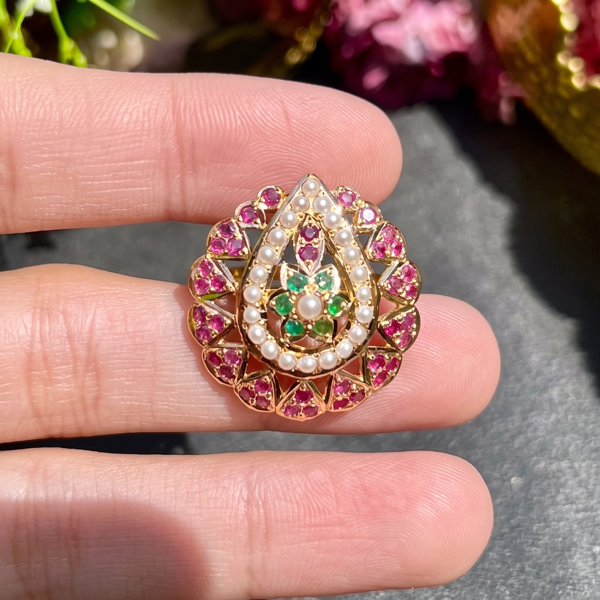 jadau ring with rubi emerald