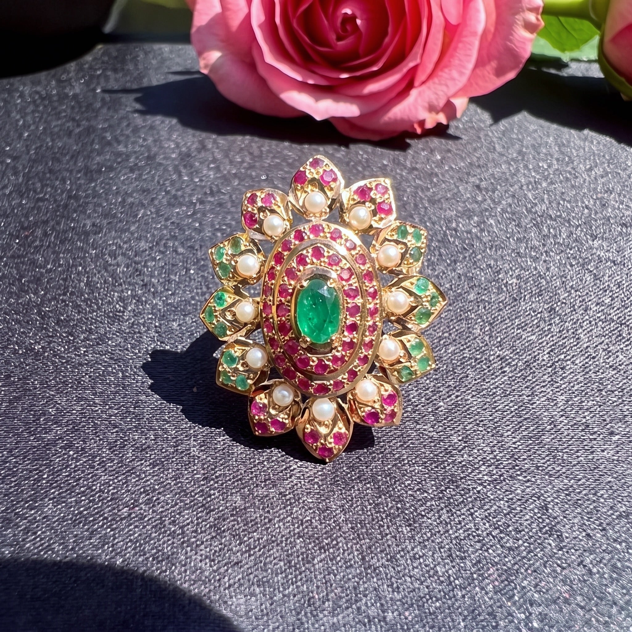 emerald punctuated 22k gold jadau ladies cocktail ringglr 012
