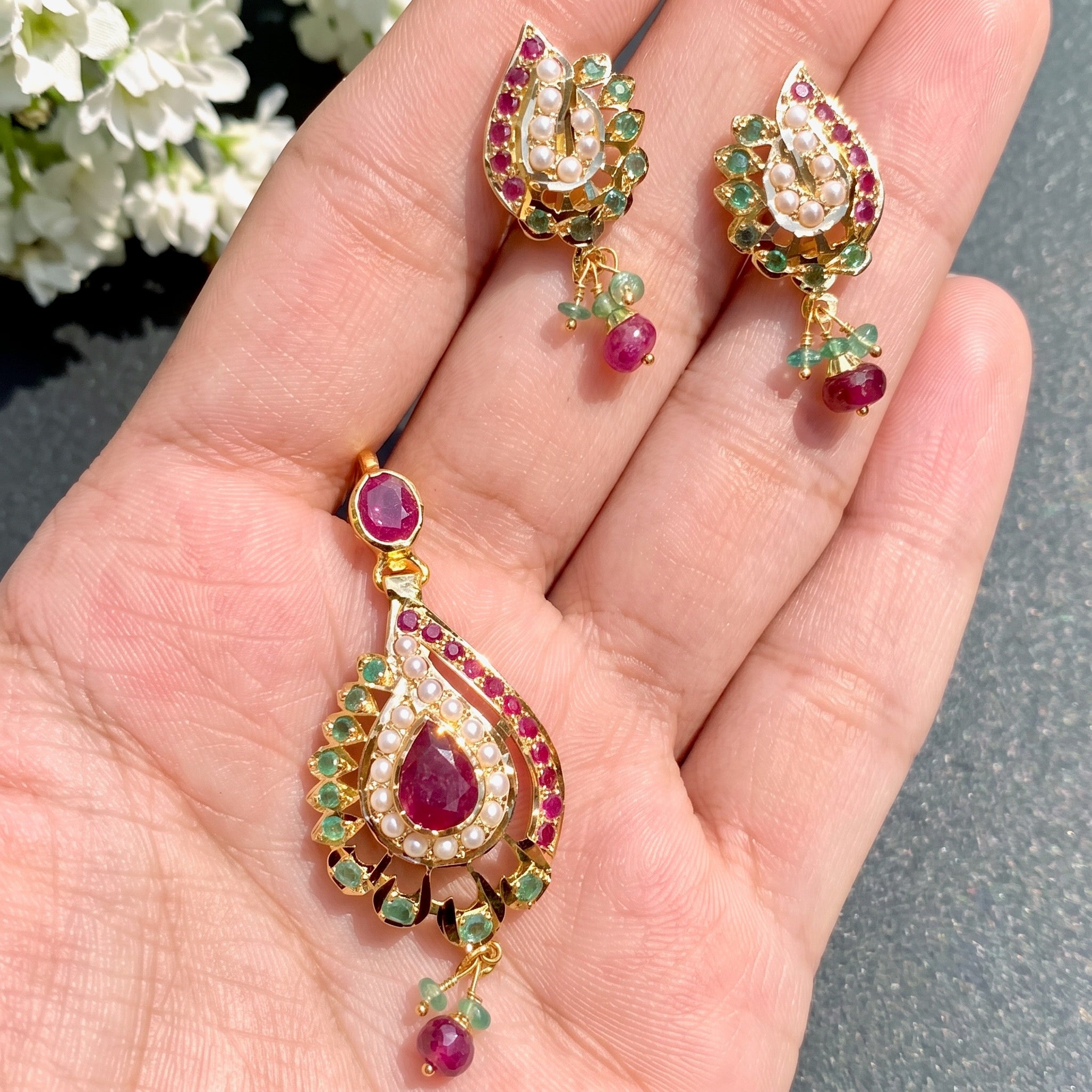 lightweight pendant set in gold tanishq