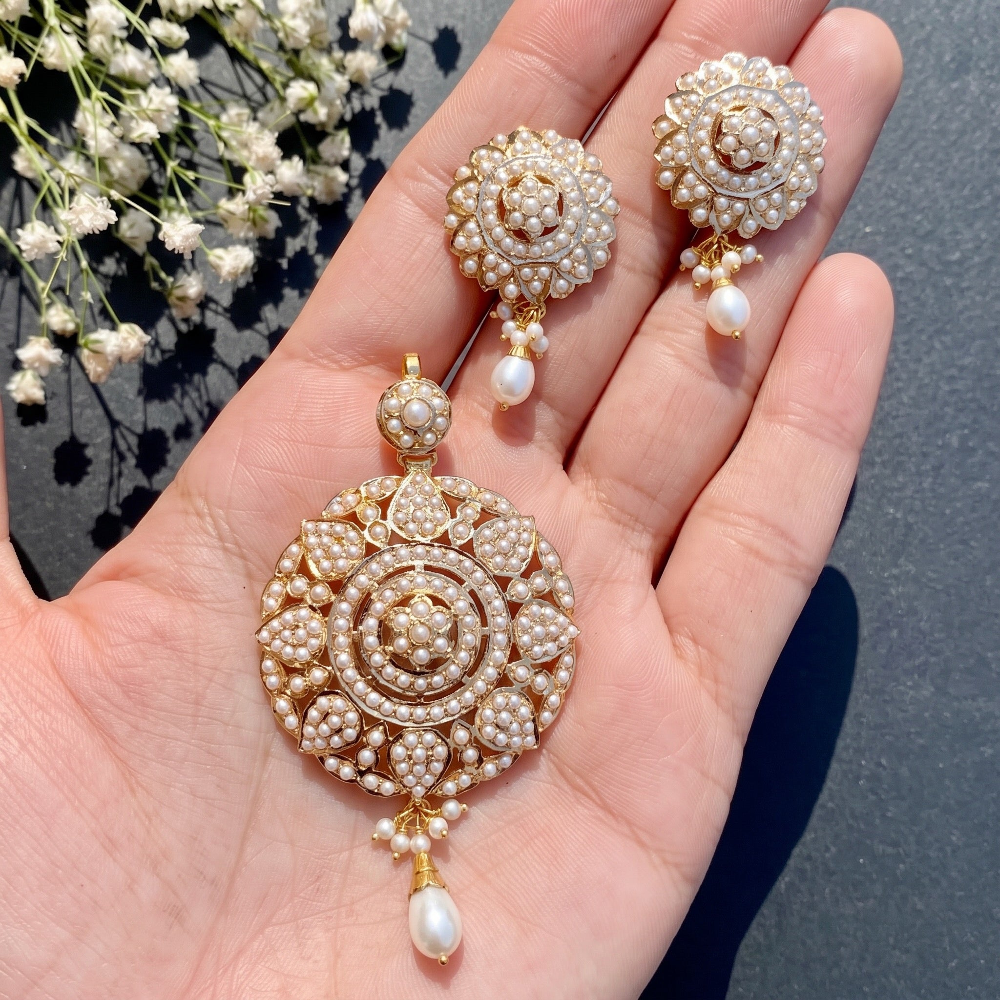gold pendant set set with pearls