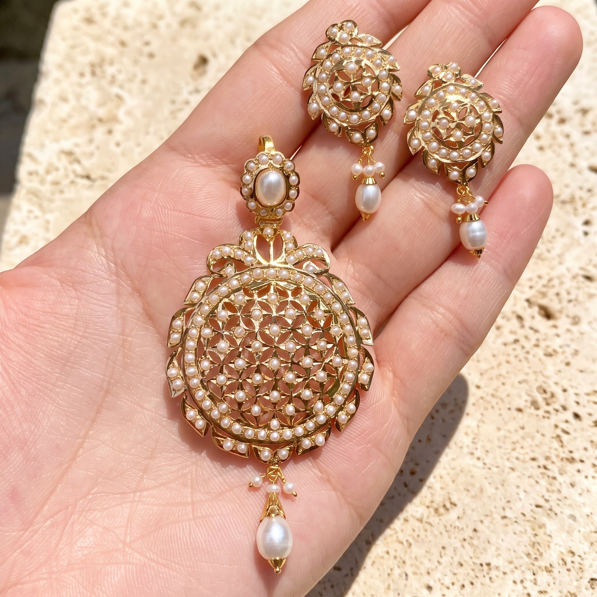 jadau pendant set in gold