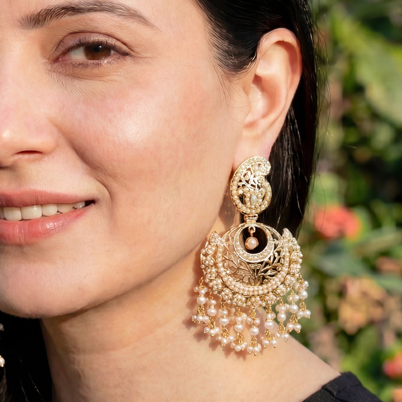 బంగారు పూత పూసిన వెండి ER 215లో పెర్ల్ జదౌ చంద్బాలీ చెవిపోగులు