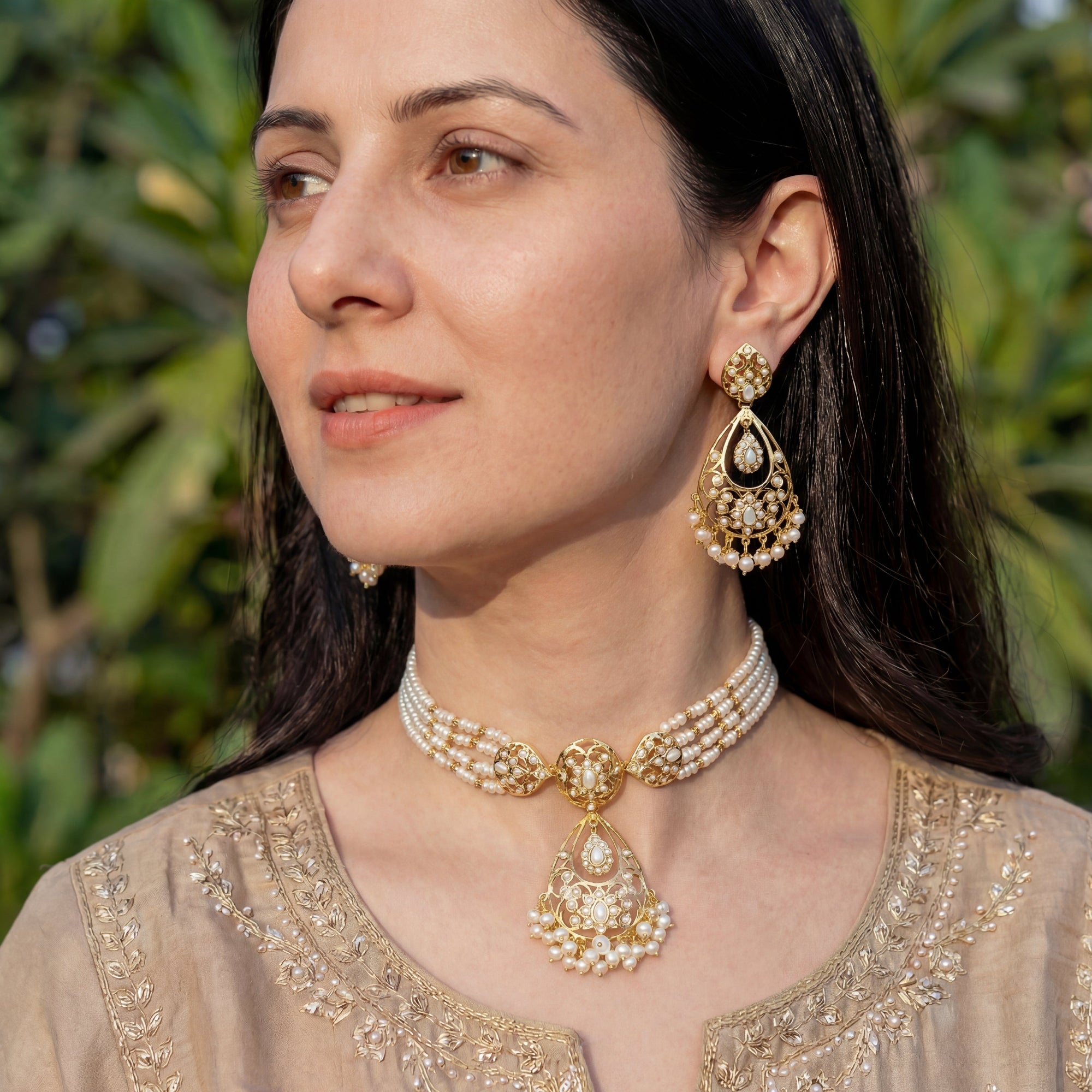 जड़ाऊ चोकर नेकलेस सेट गोल्ड प्लेटेड सिल्वर सेट विद पर्ल्स NS 050