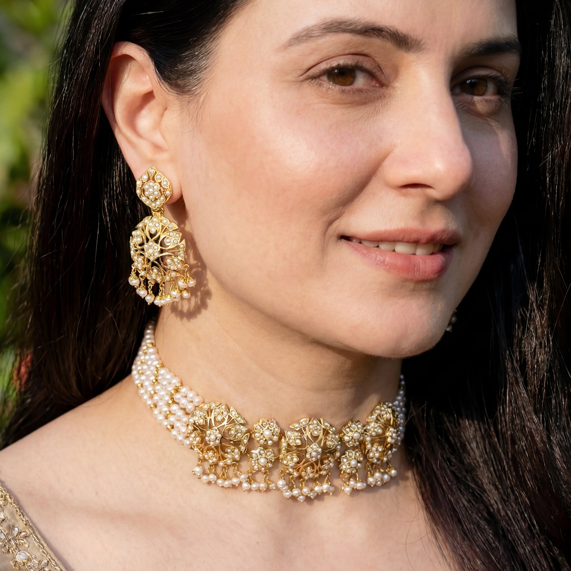 गोल्ड प्लेटेड पर्ल फ्लोरल चोकर नेकलेस, सिल्वर NS 161 में मैचिंग इयररिंग के साथ