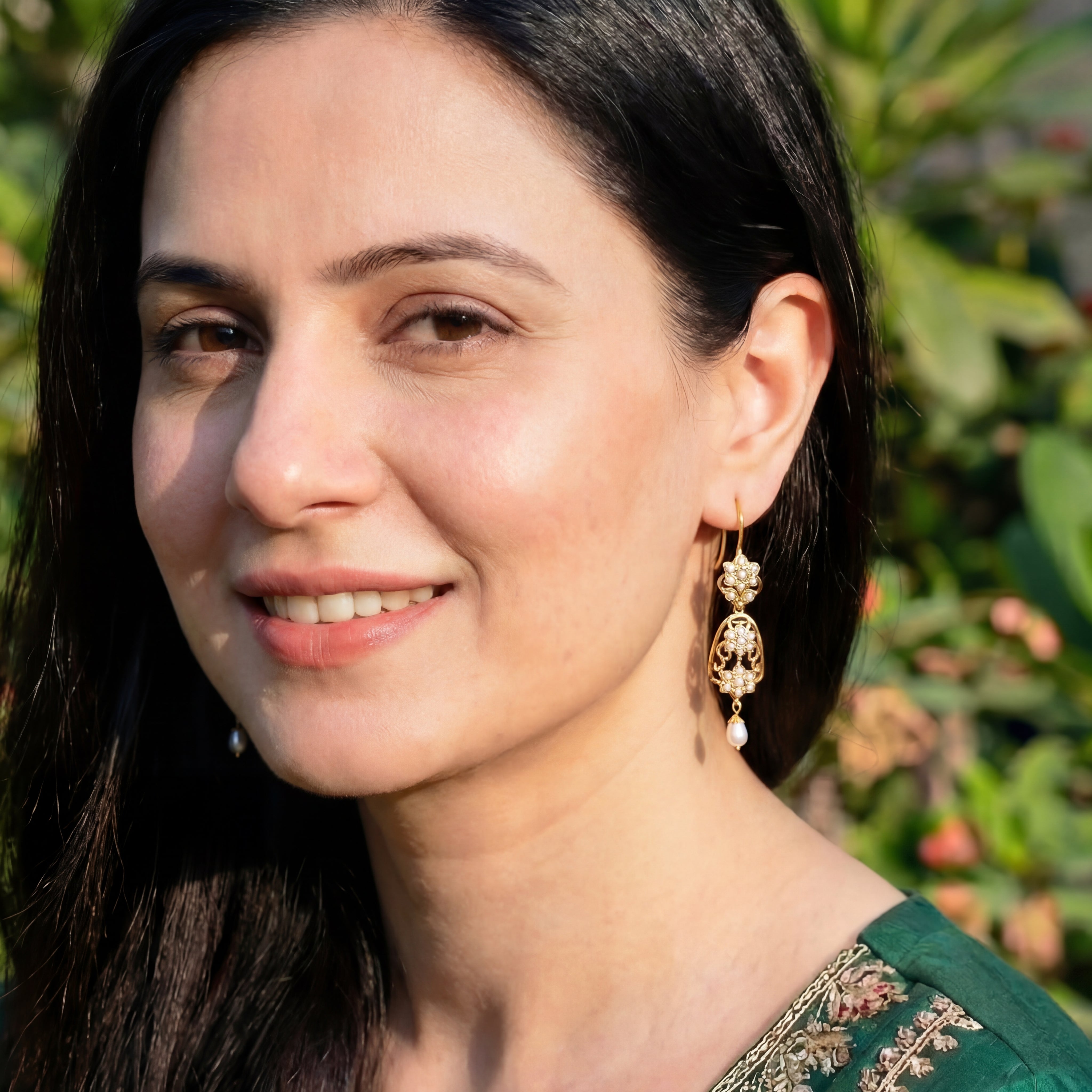 22K सोने में पुष्प मोती बालियां GER 050