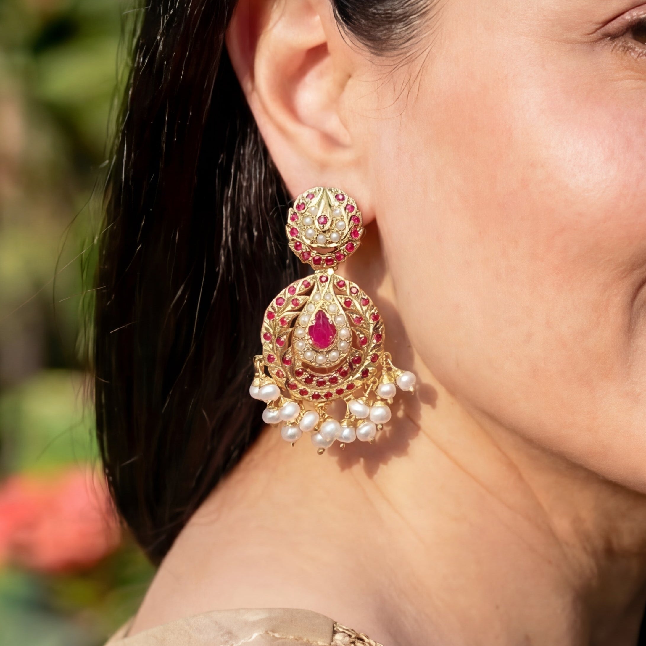 సిల్వర్ ER 410లో బంగారు పూత పూసిన రూబీ మరియు పెర్ల్ చెవిపోగులు