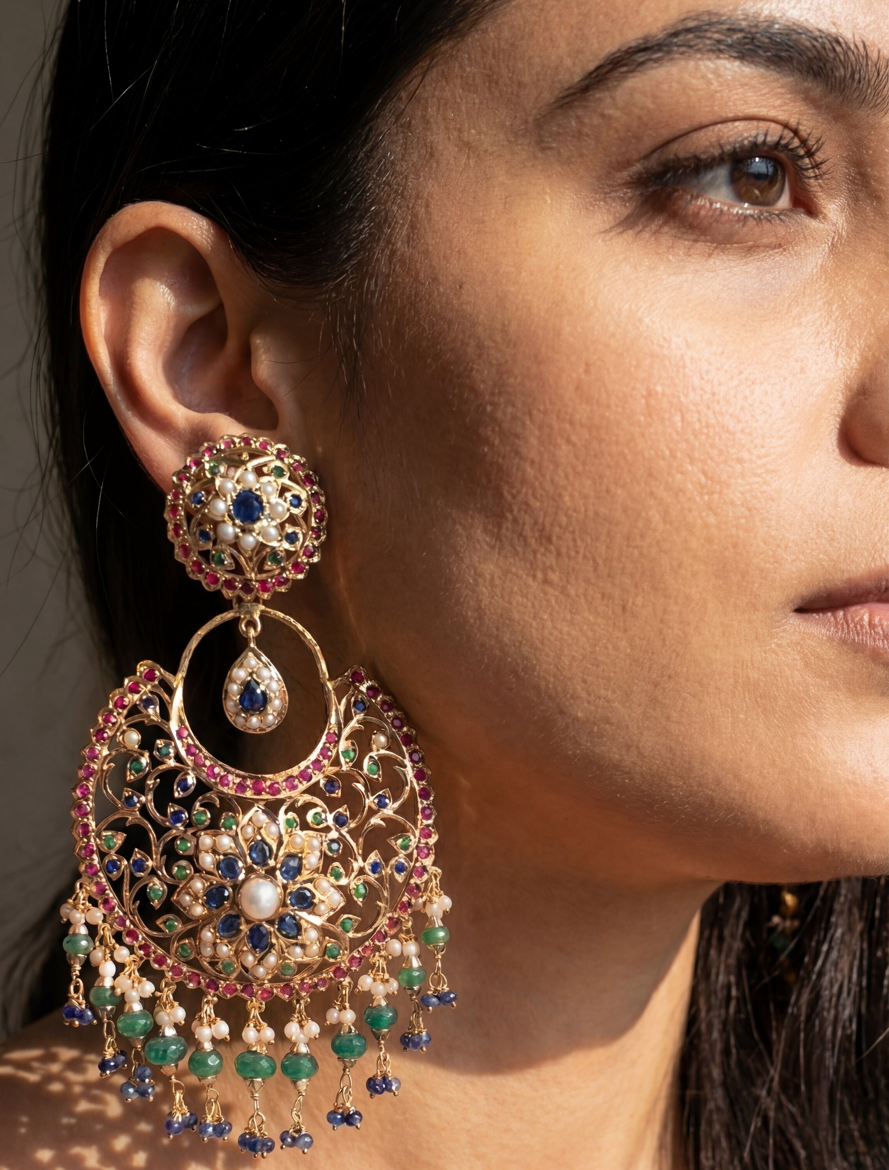 రంగురంగుల జడౌ చంద్బాలీ చెవిపోగులు | ప్రకటన చంద్బాలీ చెవిపోగులు | హెరిటేజ్ జదౌ ఆభరణాలు | ER 660