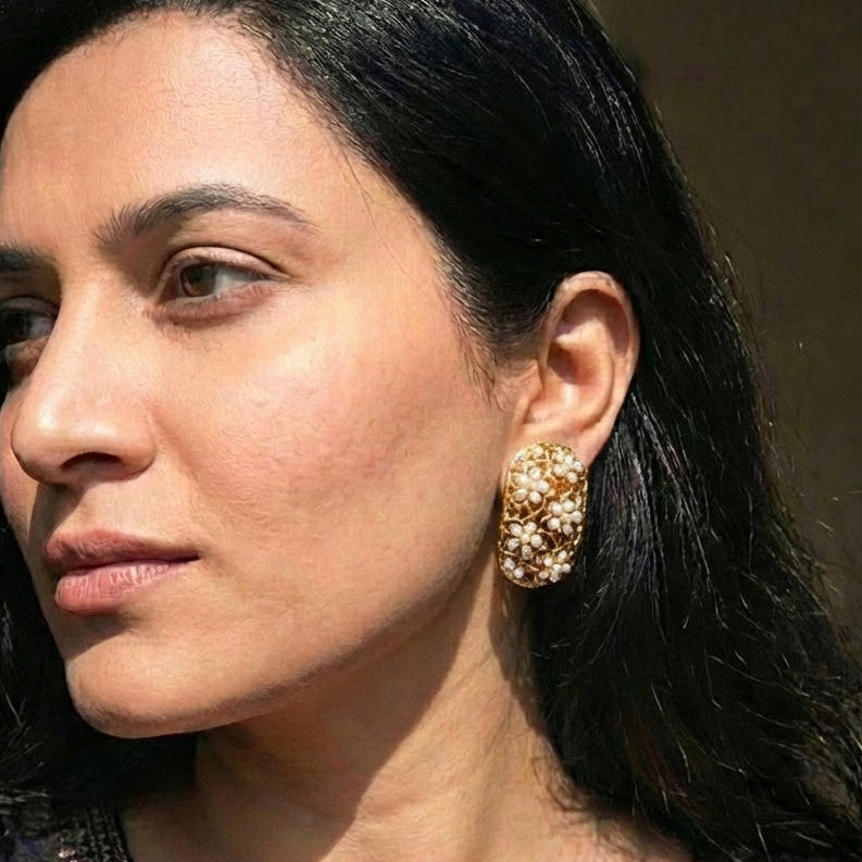 सिल्वर में सुरुचिपूर्ण मोती की बालियाँ | क्लासिक मोती स्टड | आधुनिक और ट्रेंडी डिज़ाइन | ER 568