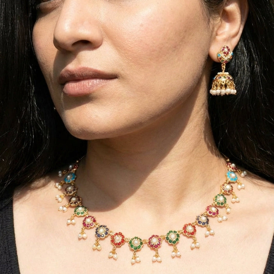 सोबर और मिनिमलिस्ट नेकलेस सेट | गोल्ड प्लेटेड नवरात्रि सेट NS 335