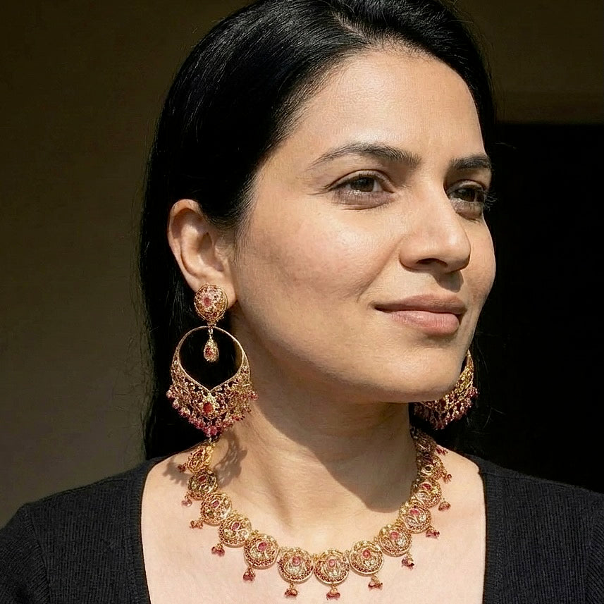 స్టేట్మెంట్ చెవిపోగులతో సున్నితమైన రూబీ నెక్లెస్ | జదౌ ఆభరణాలు | NS 309