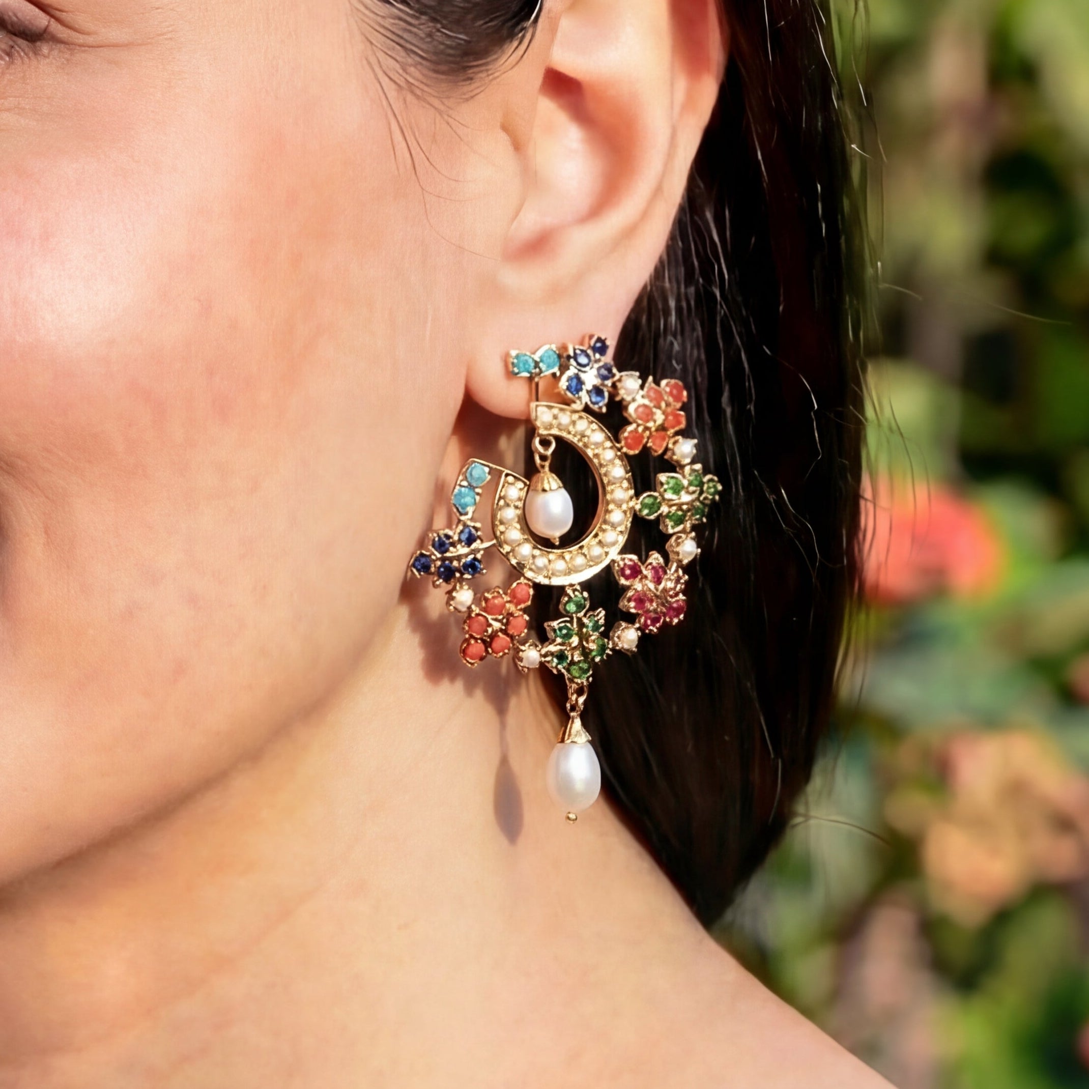 పూల నవరత్తన్ స్టడ్స్ | డెయింటీ ఇండో వెస్ట్రన్ ఇయర్రిన్స్ | బంగారు పూతతో వెండి ER 649