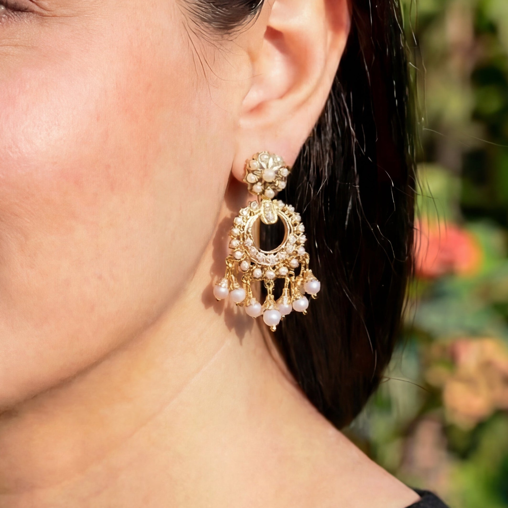 మినిమలిస్ట్ చంద్బాలీ చెవిపోగులు | వెండిపై బంగారం పూత | రియల్ పెరల్స్ ER 571