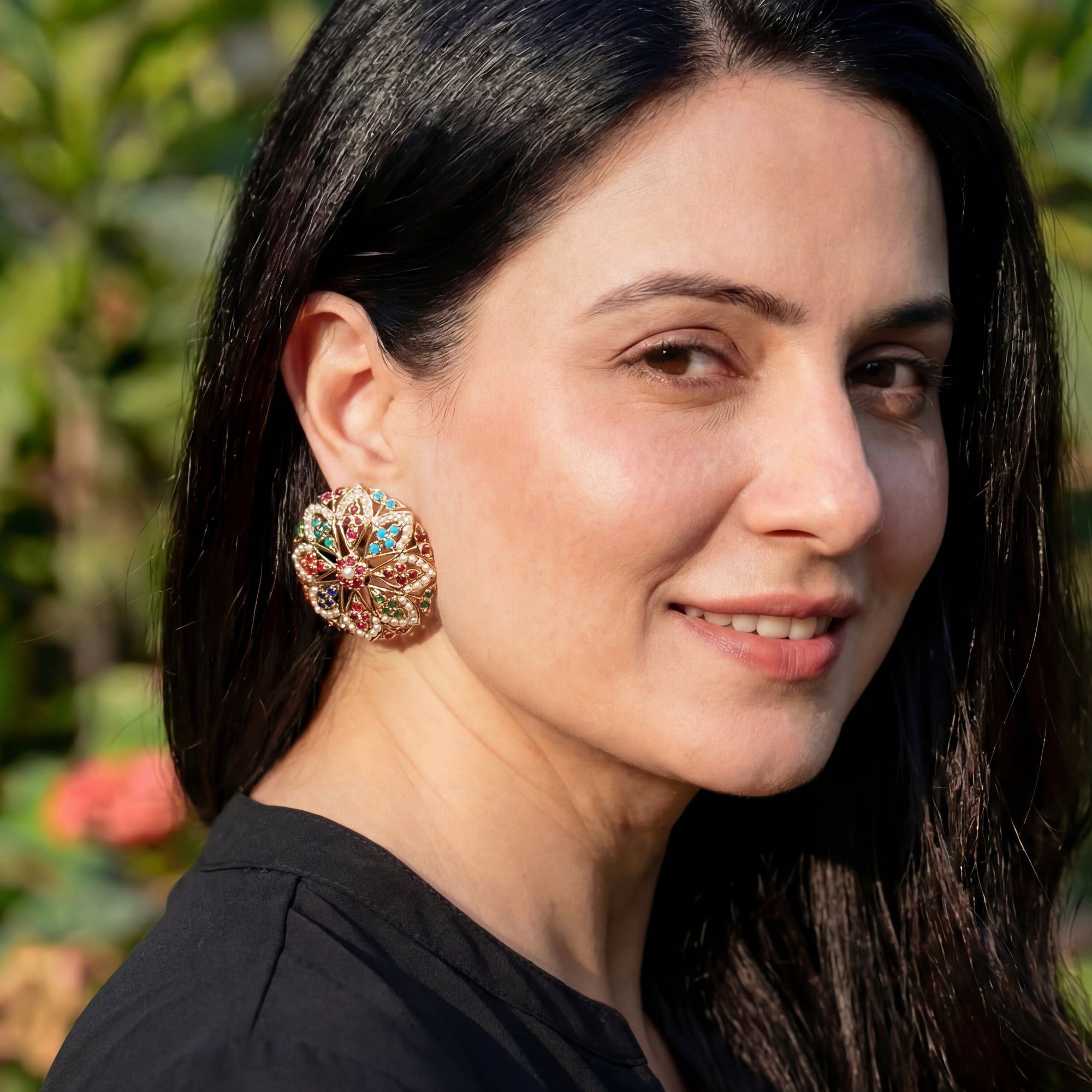 ప్రకటన నవరత్న స్టడ్స్ | పెద్ద రౌండ్ టాప్స్ | బంగారు పూతతో వెండి ER 657