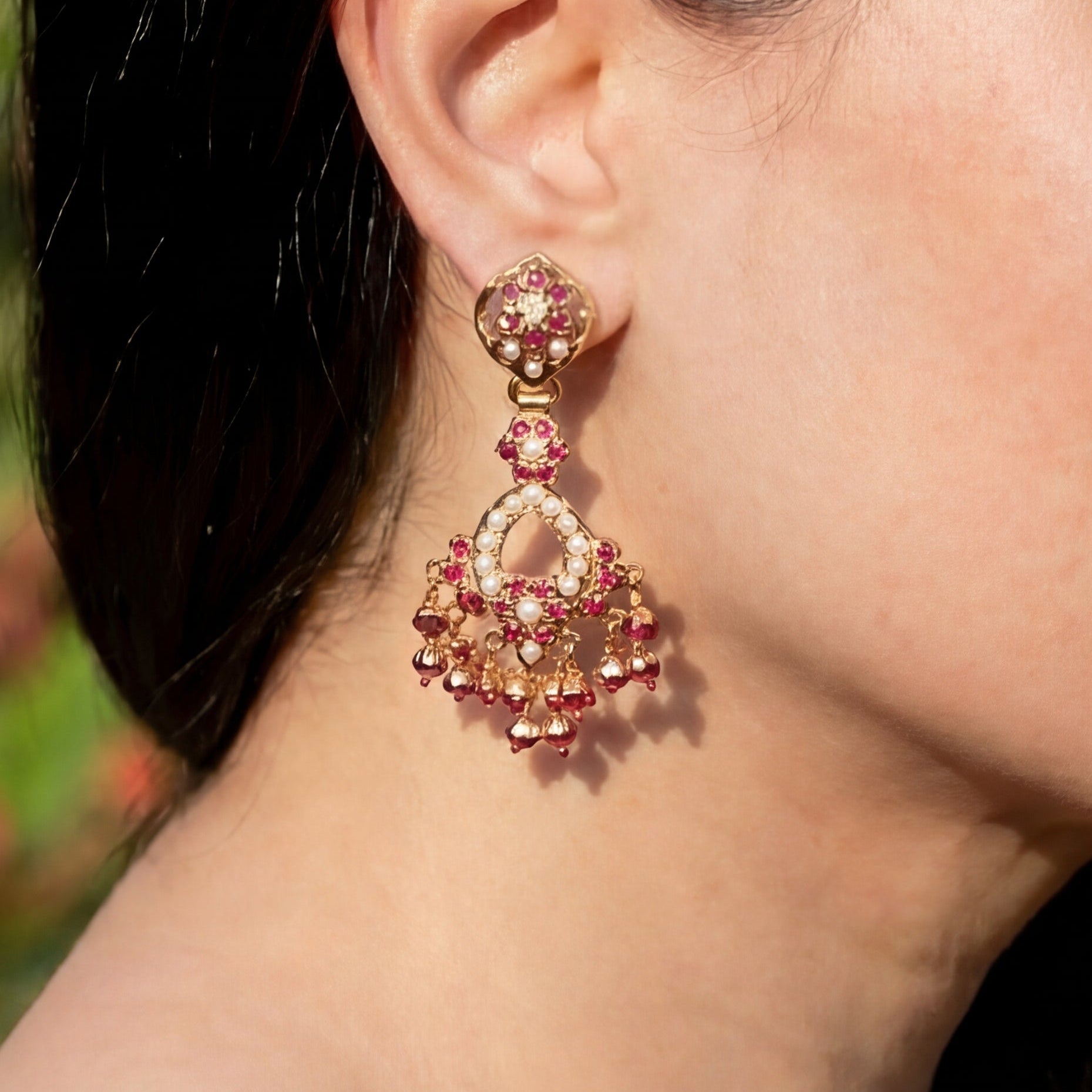 డెయింటీ రూబీ & పెర్ల్ చెవిపోగులు | జడౌ చెవిపోగులు బంగారు పూత ER 635