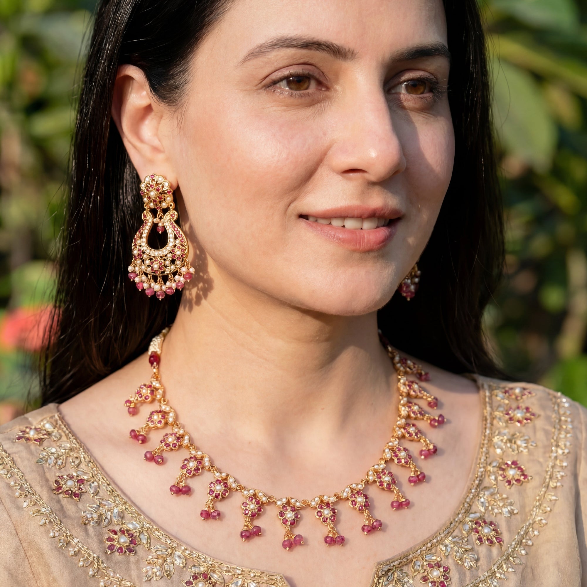 సున్నితమైన రూబీ నెక్లెస్ | చాంద్బాలీ స్టైల్ చెవిపోగులతో | బంగారు పూత పూసిన ఆభరణాలు NS 240
