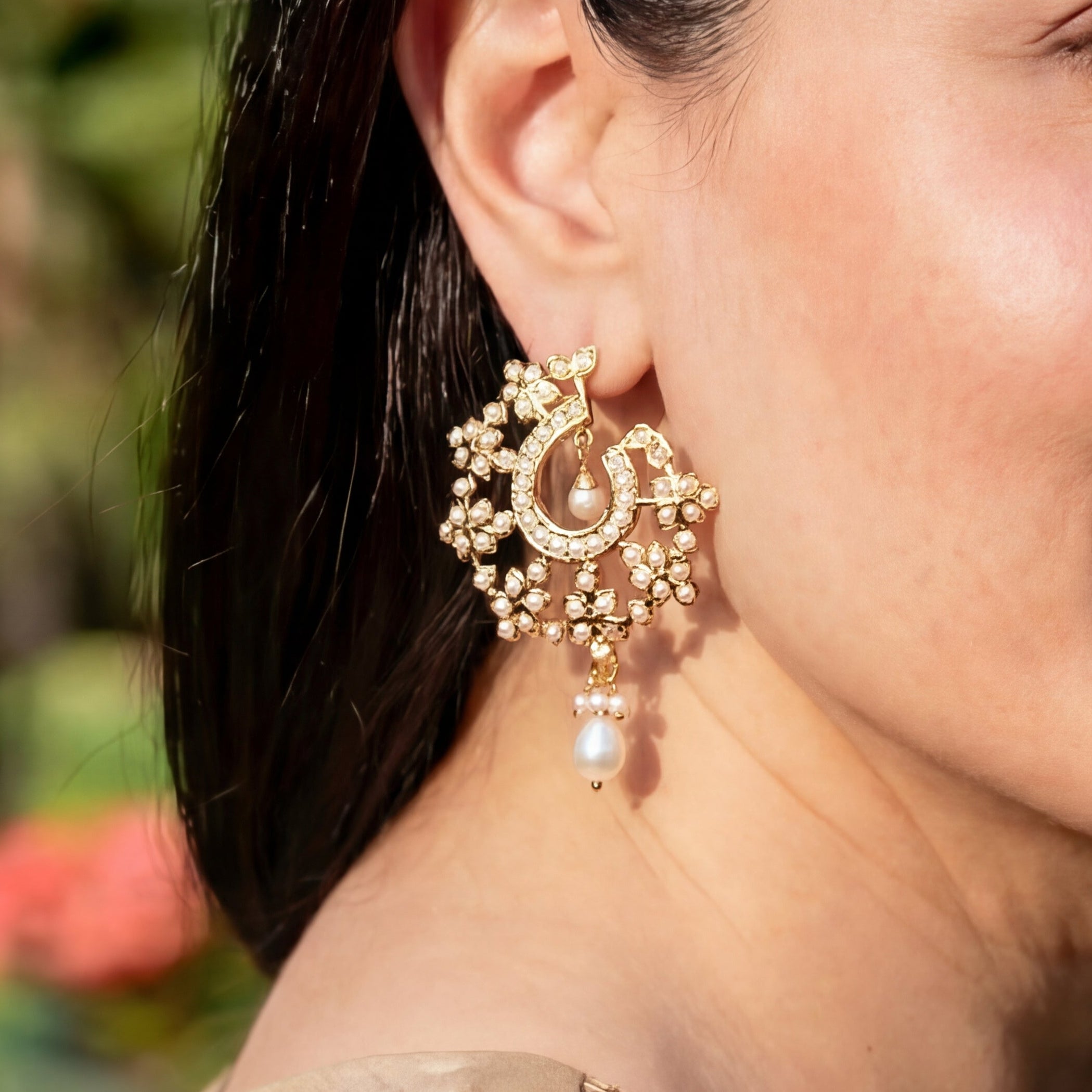 सुरुचिपूर्ण मोती स्टड | महिलाओं के लिए स्टेटमेंट टॉप | पर्ल टॉप ER 605