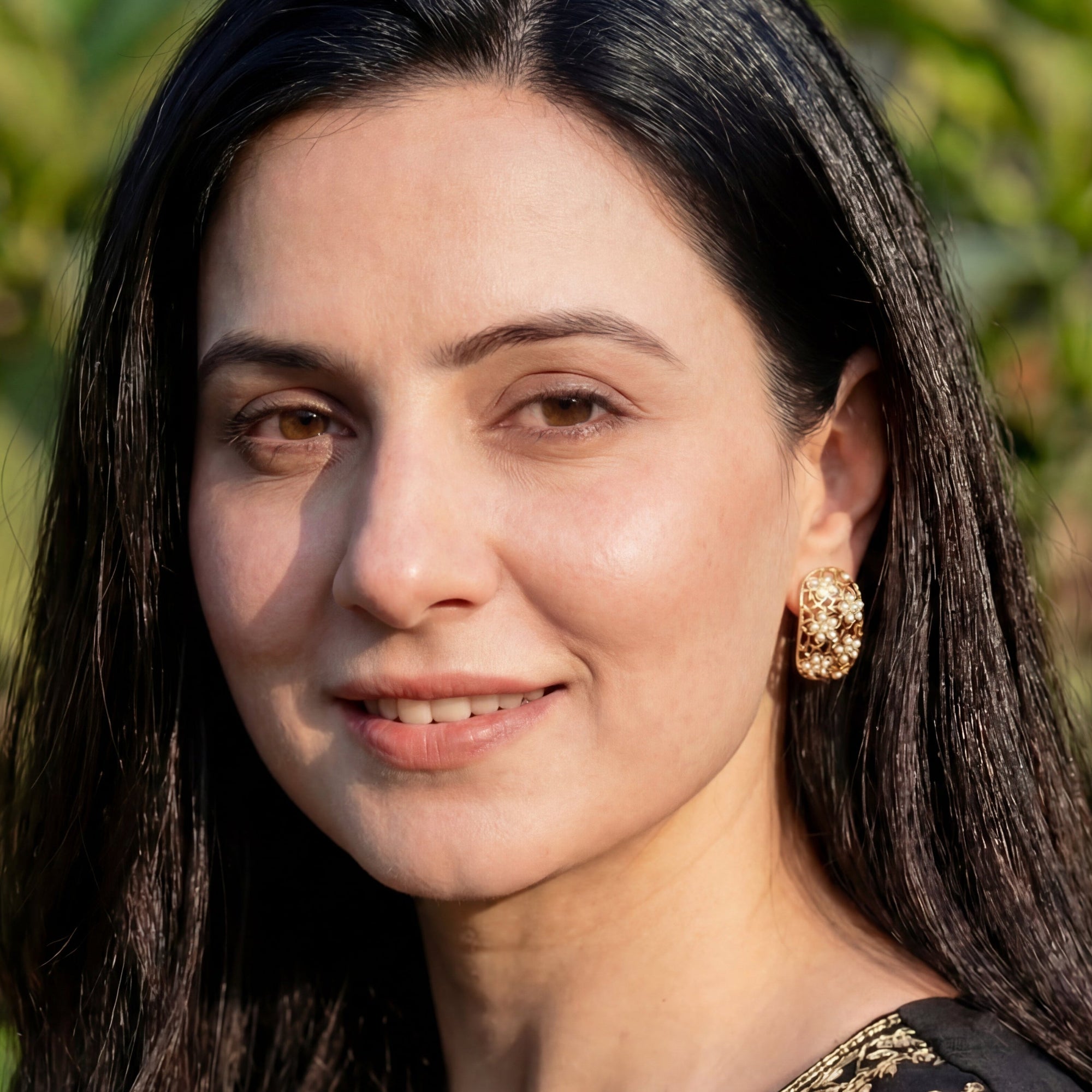 सिल्वर में सुरुचिपूर्ण मोती की बालियाँ | क्लासिक मोती स्टड | आधुनिक और ट्रेंडी डिज़ाइन | ER 568