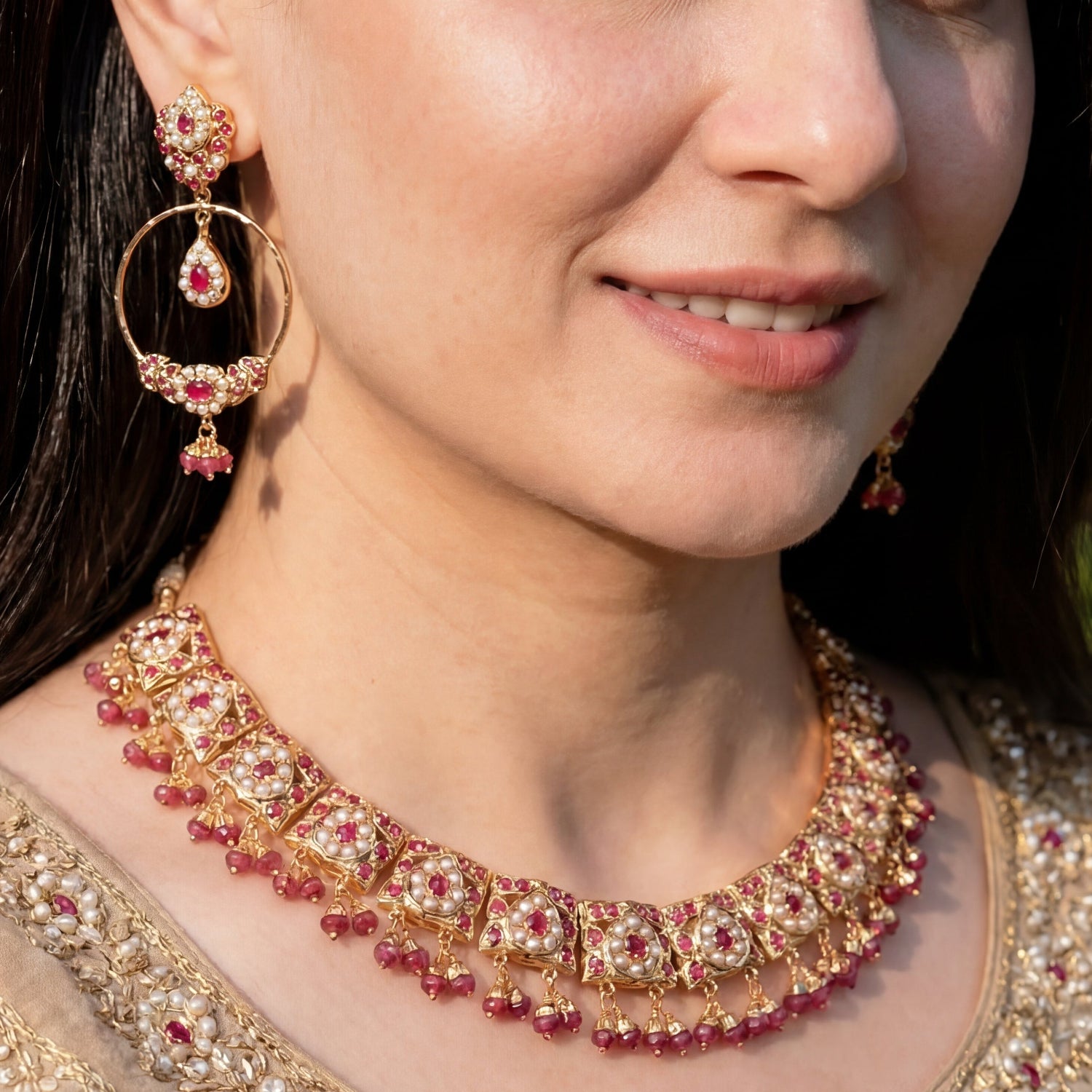 सोबर और सोफिस्टिकेटेड नेकलेस सेट | गोल्ड प्लेटेड जडाऊ ज्वेलरी NS 242