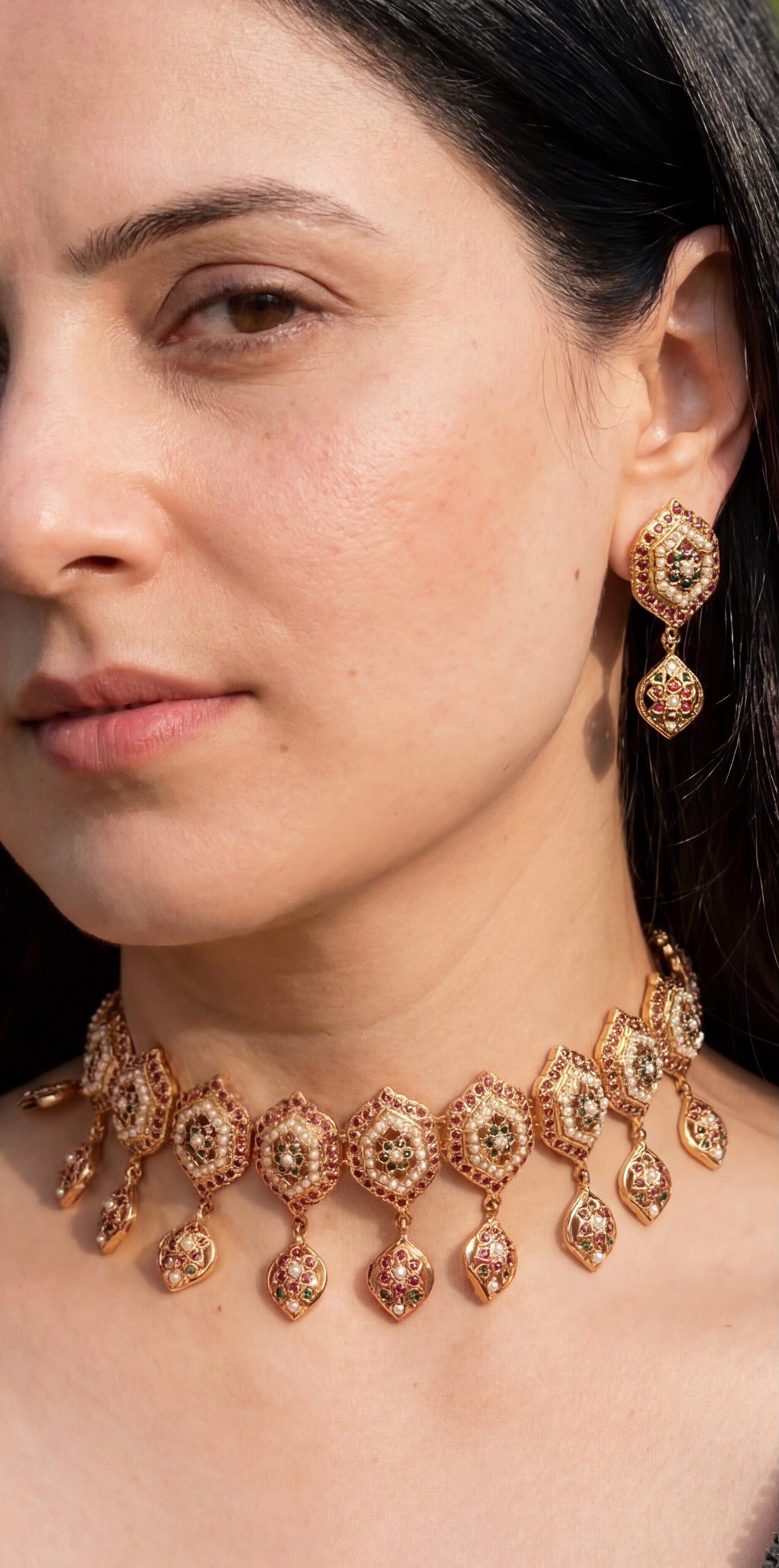 రంగురంగుల చోకర్ సెట్ | NS 486తో బంగారు పూతతో స్టెర్లింగ్ సిల్వర్పై జాదౌ చిక్కపాటి