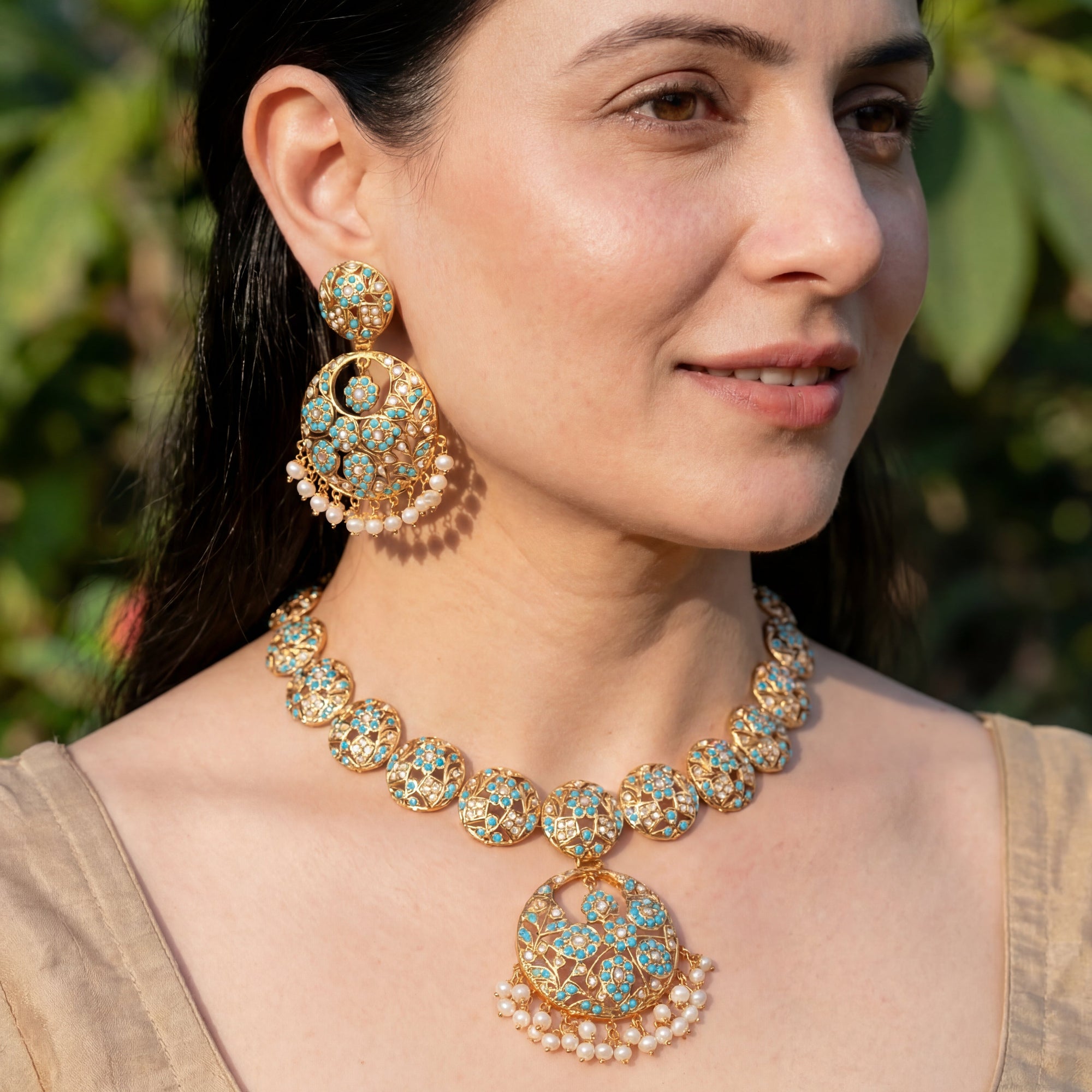 చంద్బాలీ చెవిపోగులతో కూడిన పూల ఫిరోజా మరియు ముత్యాల హారము | ఫిరోజా నెక్లెస్ సెట్ | NS 284