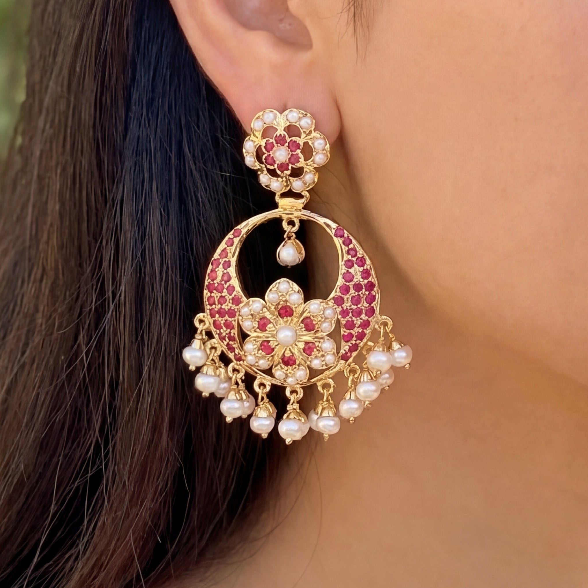 चाँदबाली / बृजबाला इयररिंग सिल्वर में 22K गोल्ड प्लेटेड रूबी और मोती से जड़ी ER 439