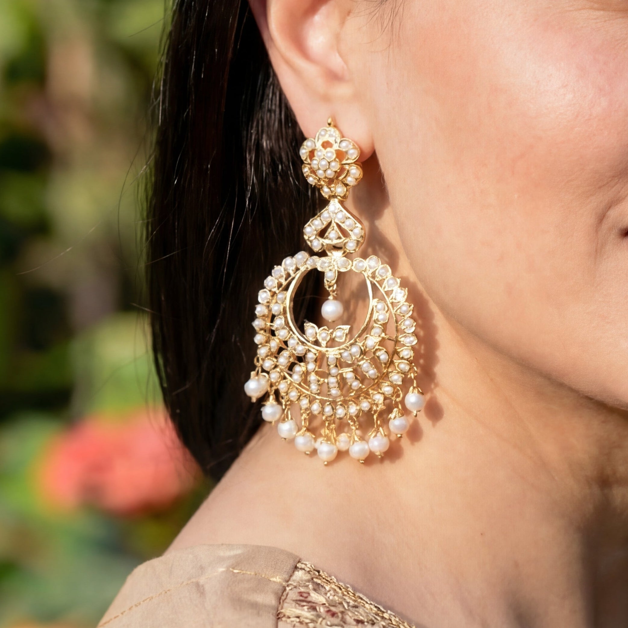 जड़ाऊ चांदबाली इयररिंग्स | बढ़िया मोती आभूषण | गोल्ड प्लेटेड सिल्वर ER 089