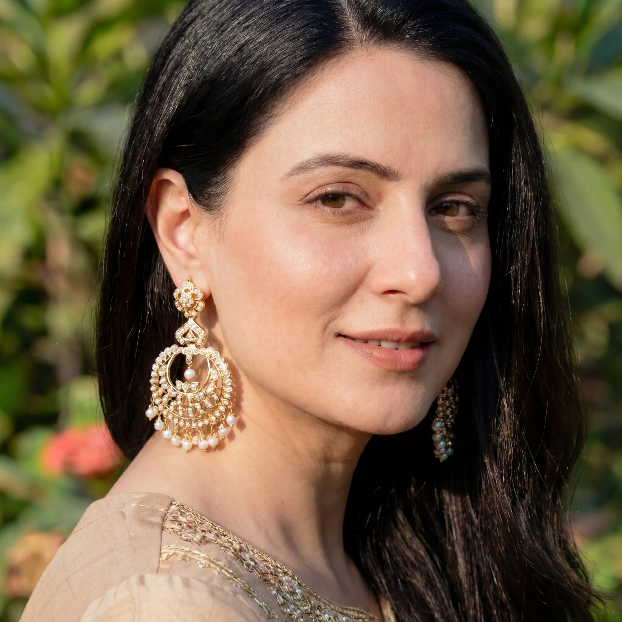 जड़ाऊ चांदबाली इयररिंग्स | बढ़िया मोती आभूषण | गोल्ड प्लेटेड सिल्वर ER 089