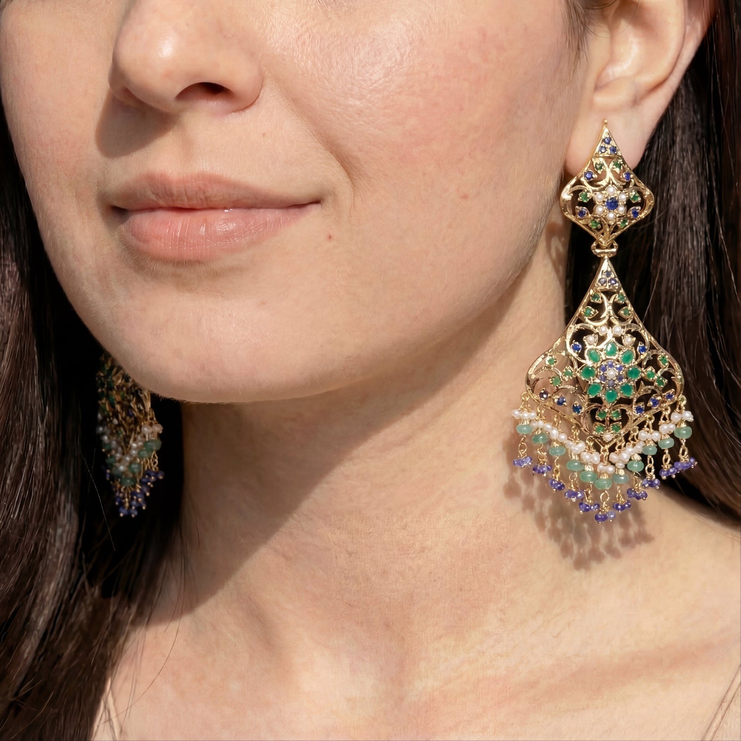 गोल्ड प्लेटेड सिल्वर में बहुरंगी जड़ाऊ डैंगलर्स ER 493