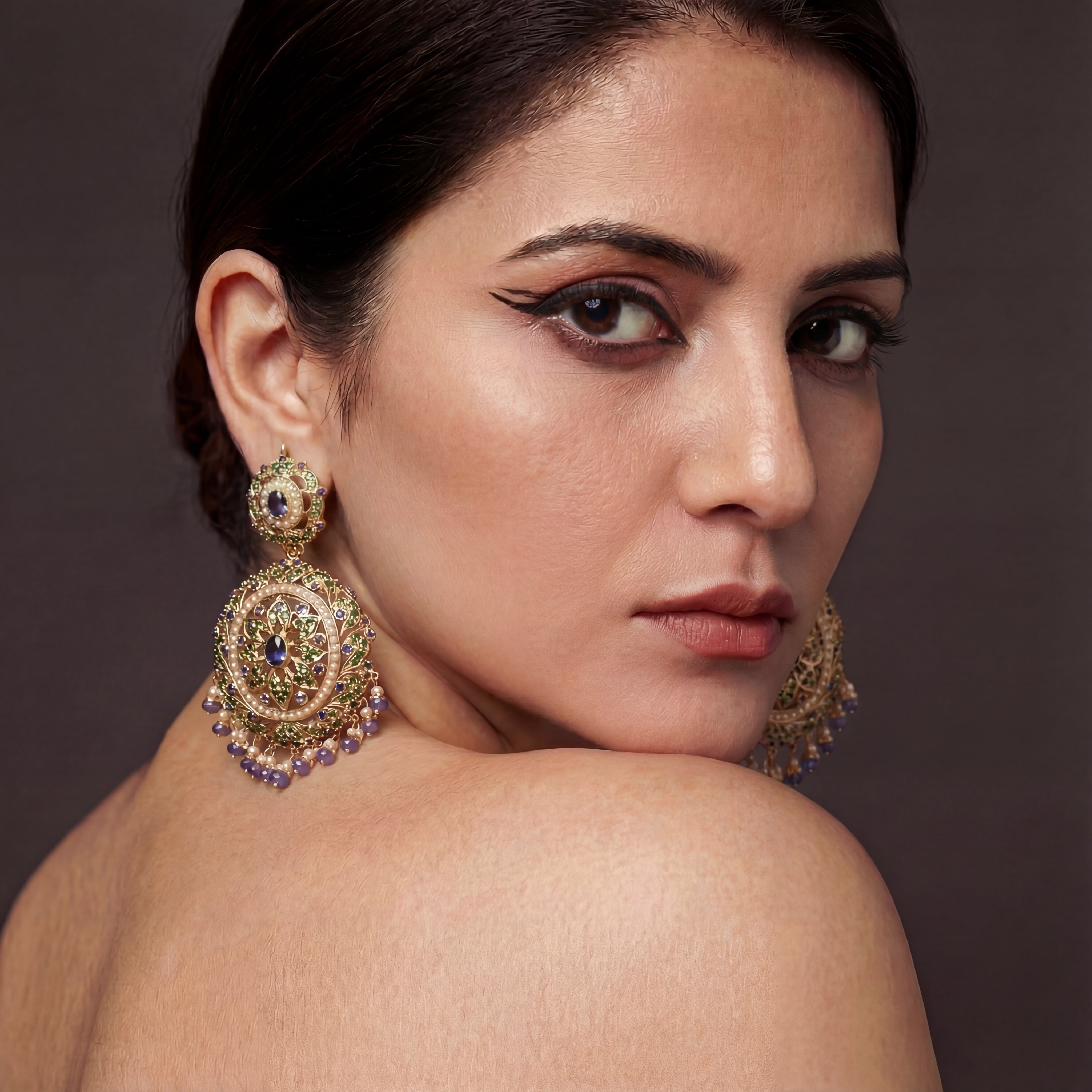 బంగారు పూత పూసిన వెండి ER 516లో పచ్చ నీలమణి ముత్యాల చెవిపోగులు