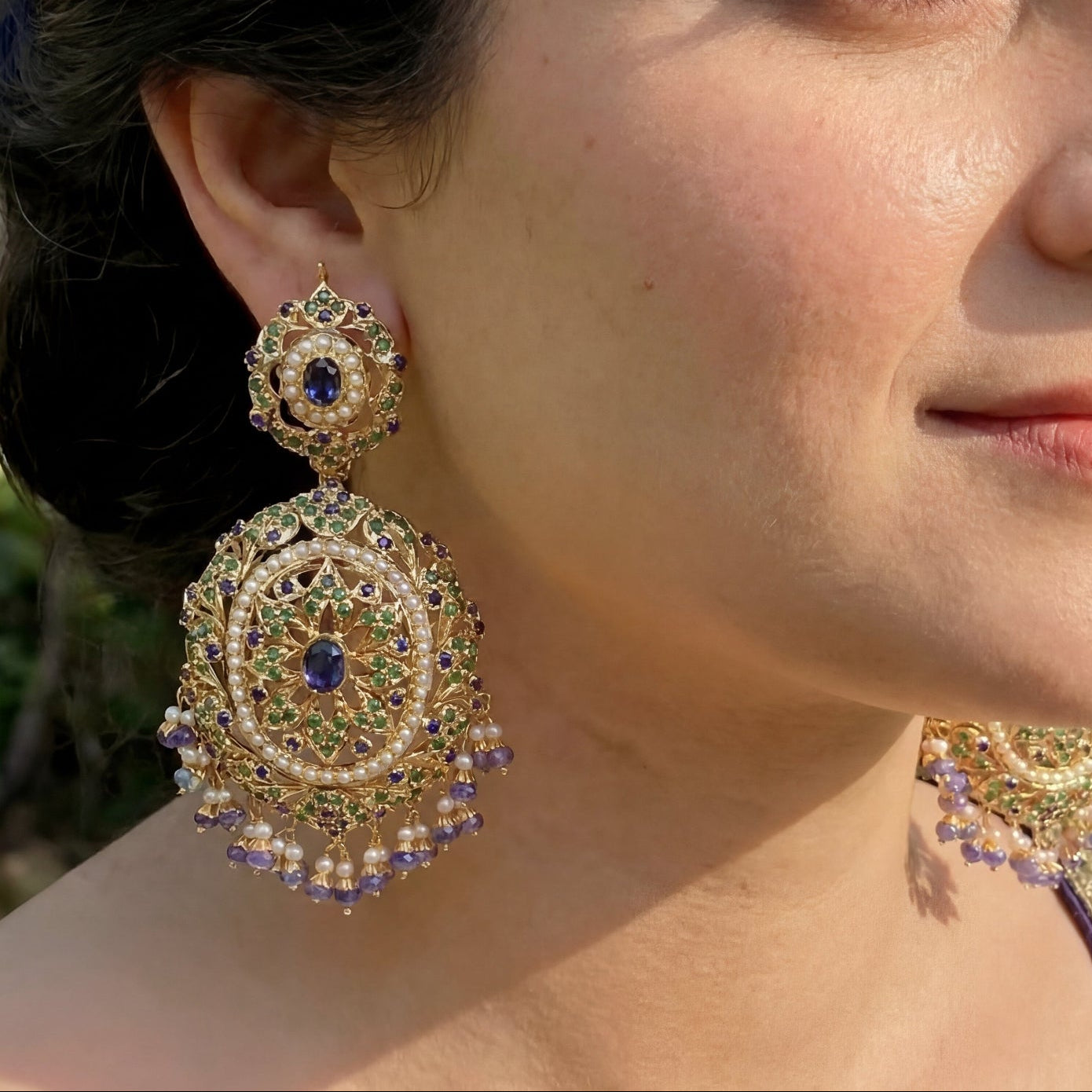 బంగారు పూత పూసిన వెండి ER 516లో పచ్చ నీలమణి ముత్యాల చెవిపోగులు