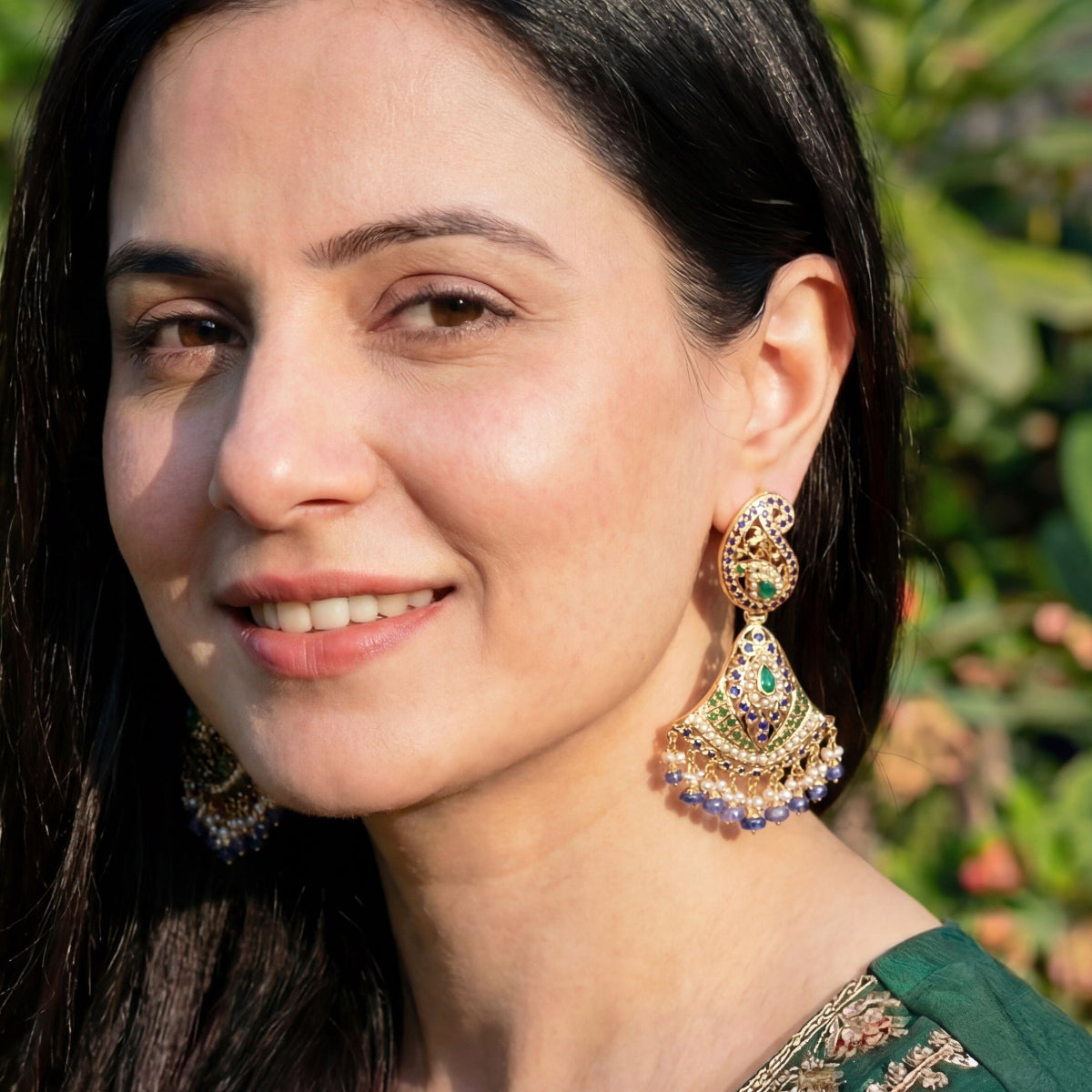 गोल्ड प्लेटेड नीलम इयररिंग | असली सोने की तरह जड़ाऊ इयररिंग सिल्वर ER 487 में