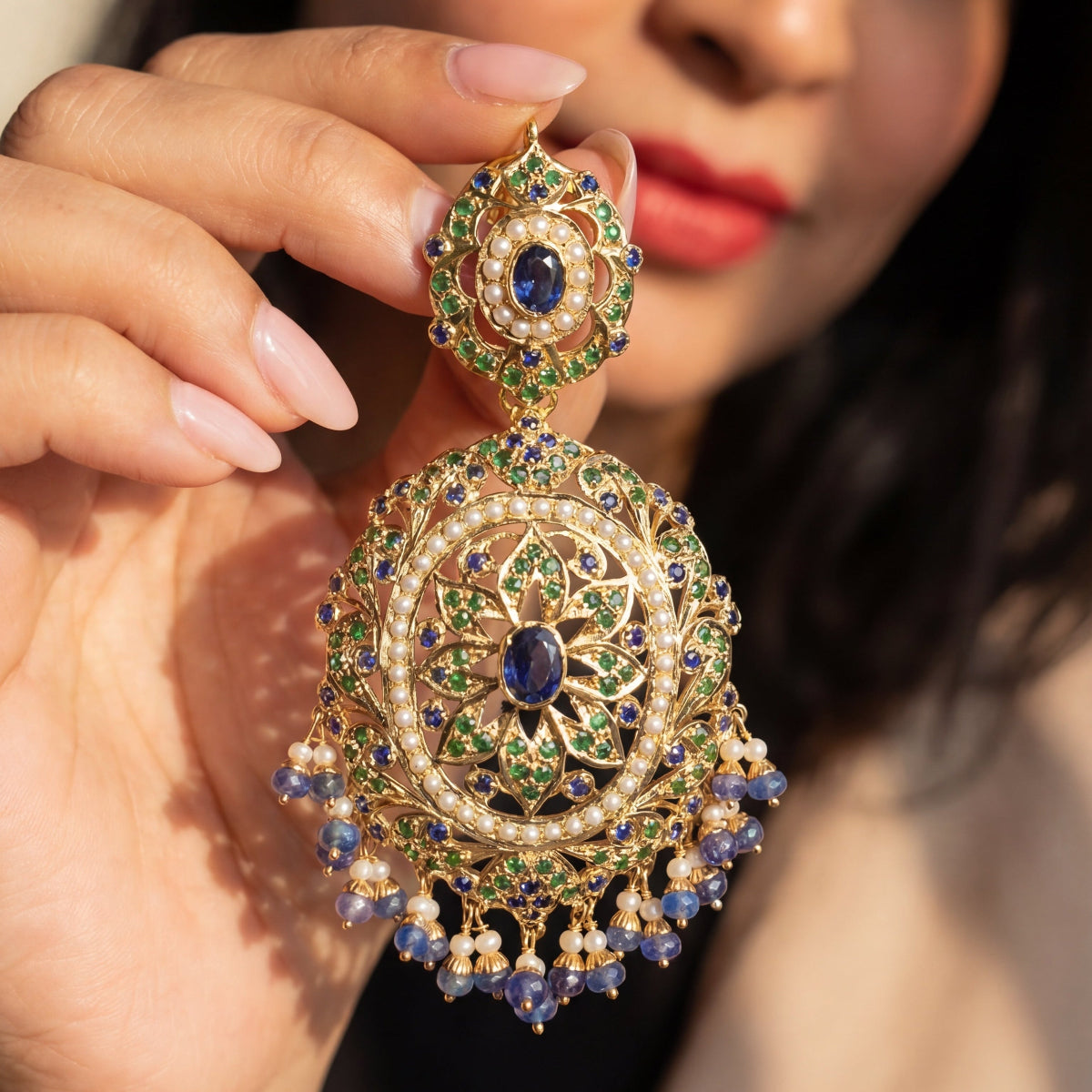 బంగారు పూత పూసిన వెండి ER 516లో పచ్చ నీలమణి ముత్యాల చెవిపోగులు