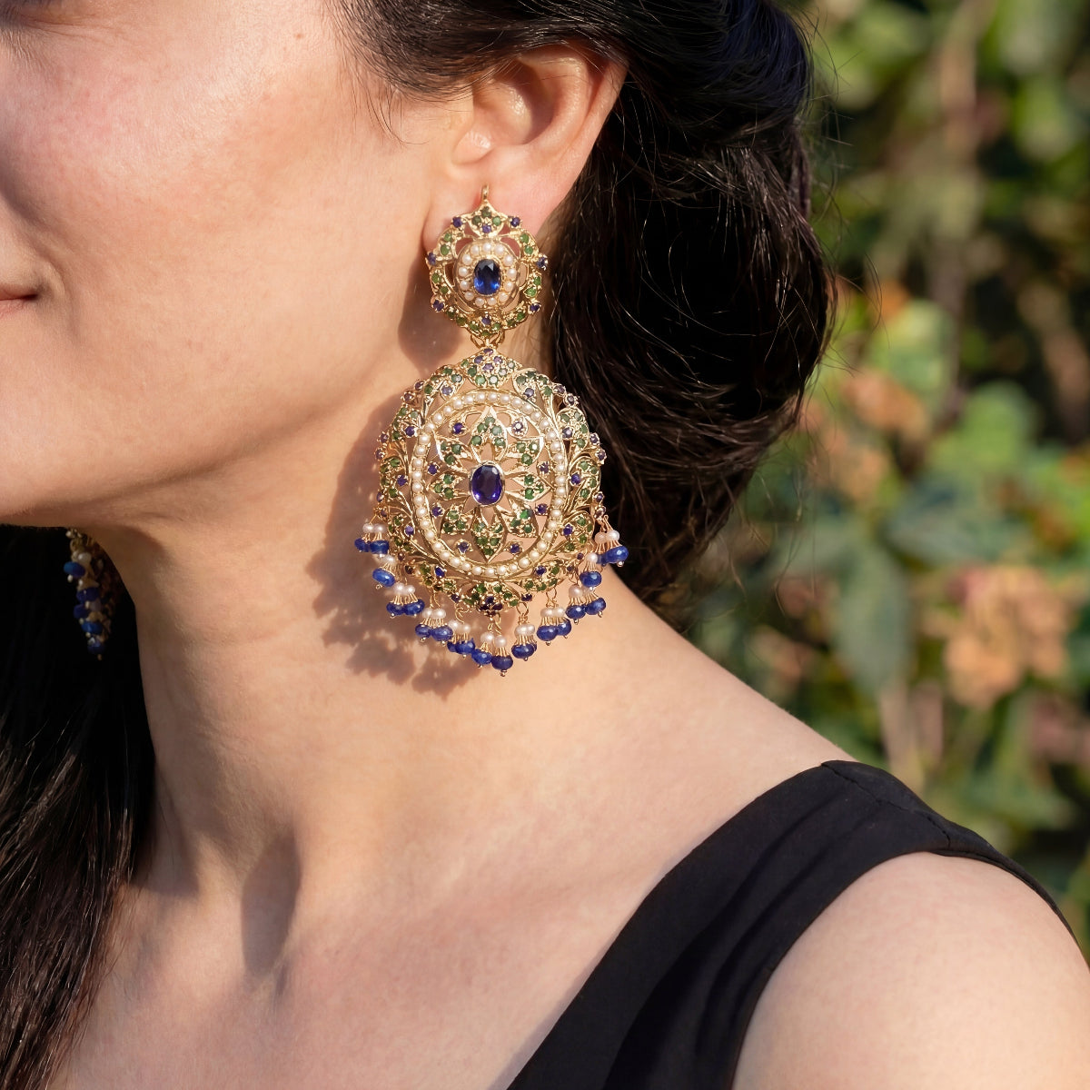 బంగారు పూత పూసిన వెండి ER 516లో పచ్చ నీలమణి ముత్యాల చెవిపోగులు