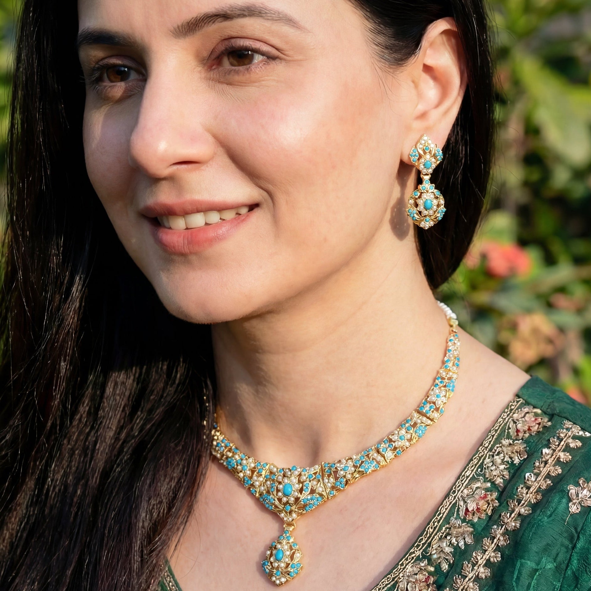 గోల్డ్ ప్లేటెడ్ సిల్వర్ NS 130లో సెట్ చేయబడిన పెర్ల్ ఫిరోజా జదౌ నెక్లెస్