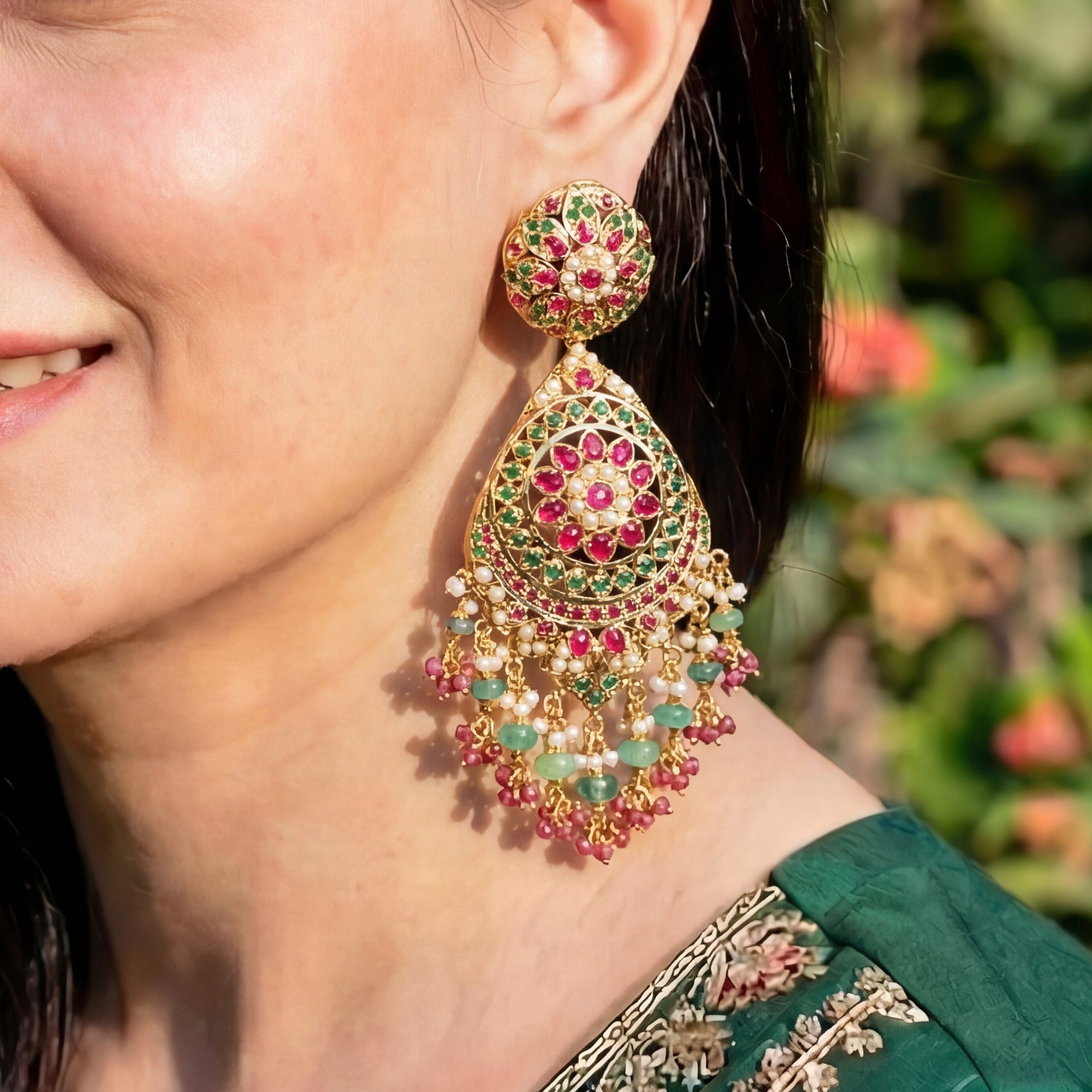 स्टेटमेंट गोल्ड प्लेटेड जड़ाऊ इयररिंग्स रूबी एमरल्ड हैंगिंग के साथ ER 442