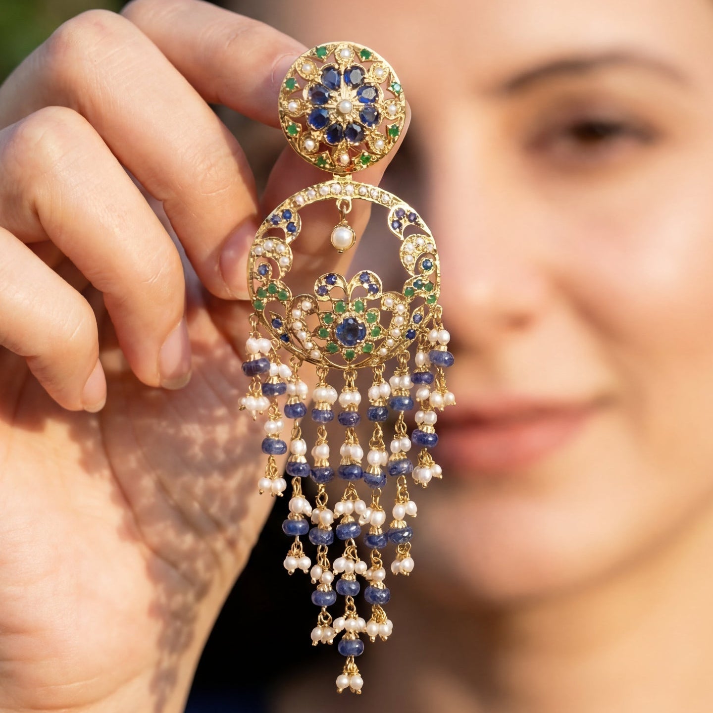 వెండి ER 339లో పొడవాటి వేలాడే పూసల చెవిపోగులతో బంగారు పూత పూసిన చంద్బాలీ