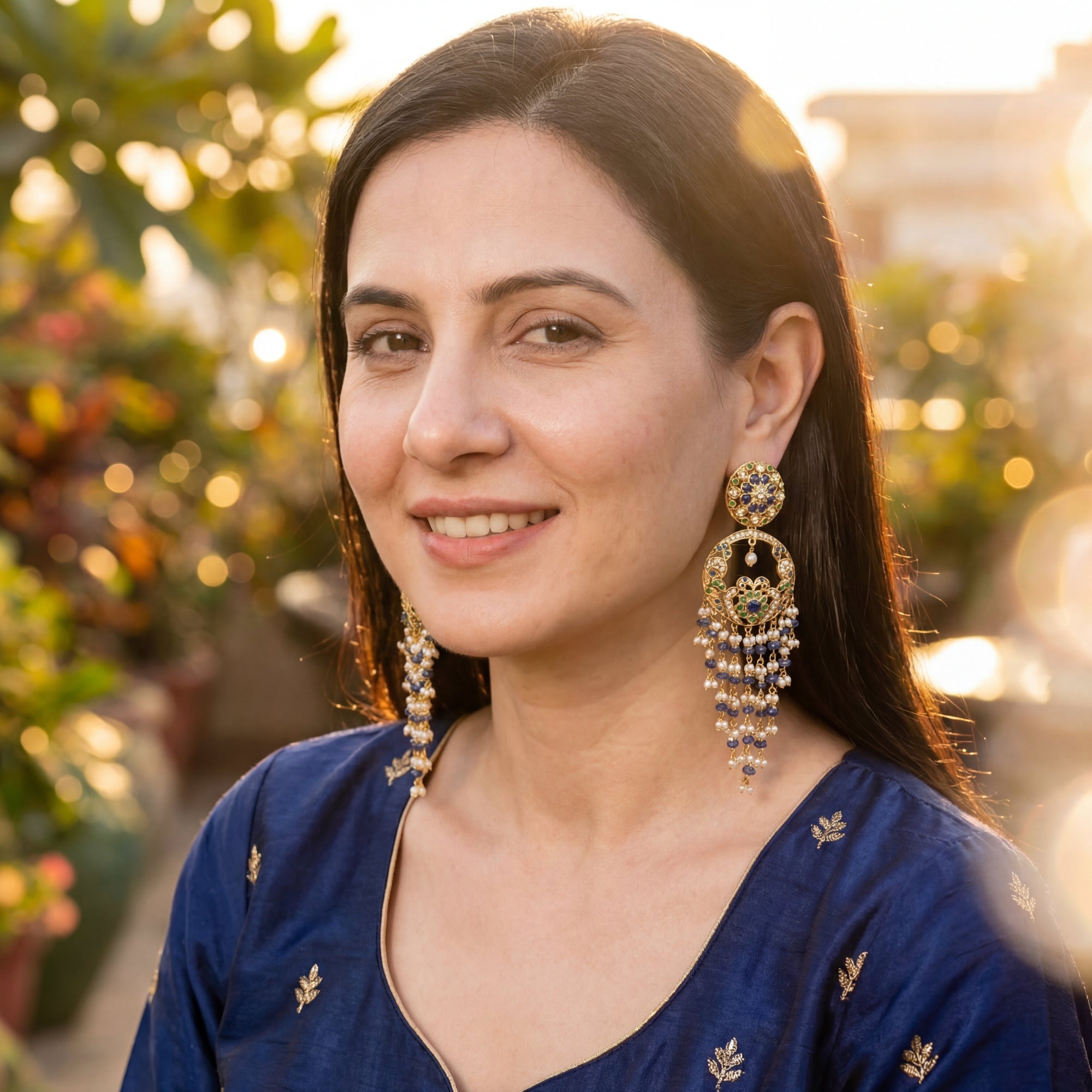 వెండి ER 339లో పొడవాటి వేలాడే పూసల చెవిపోగులతో బంగారు పూత పూసిన చంద్బాలీ