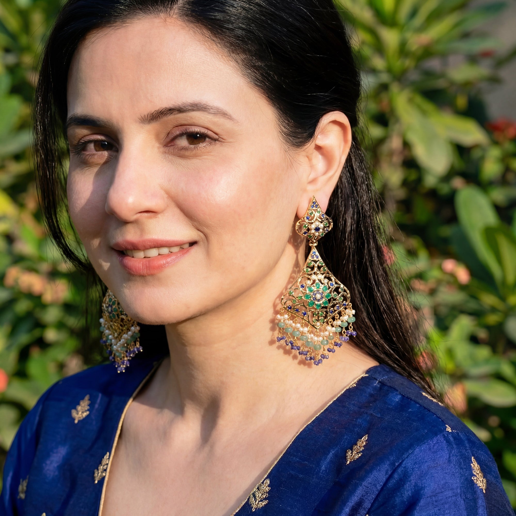 गोल्ड प्लेटेड सिल्वर में बहुरंगी जड़ाऊ डैंगलर्स ER 493