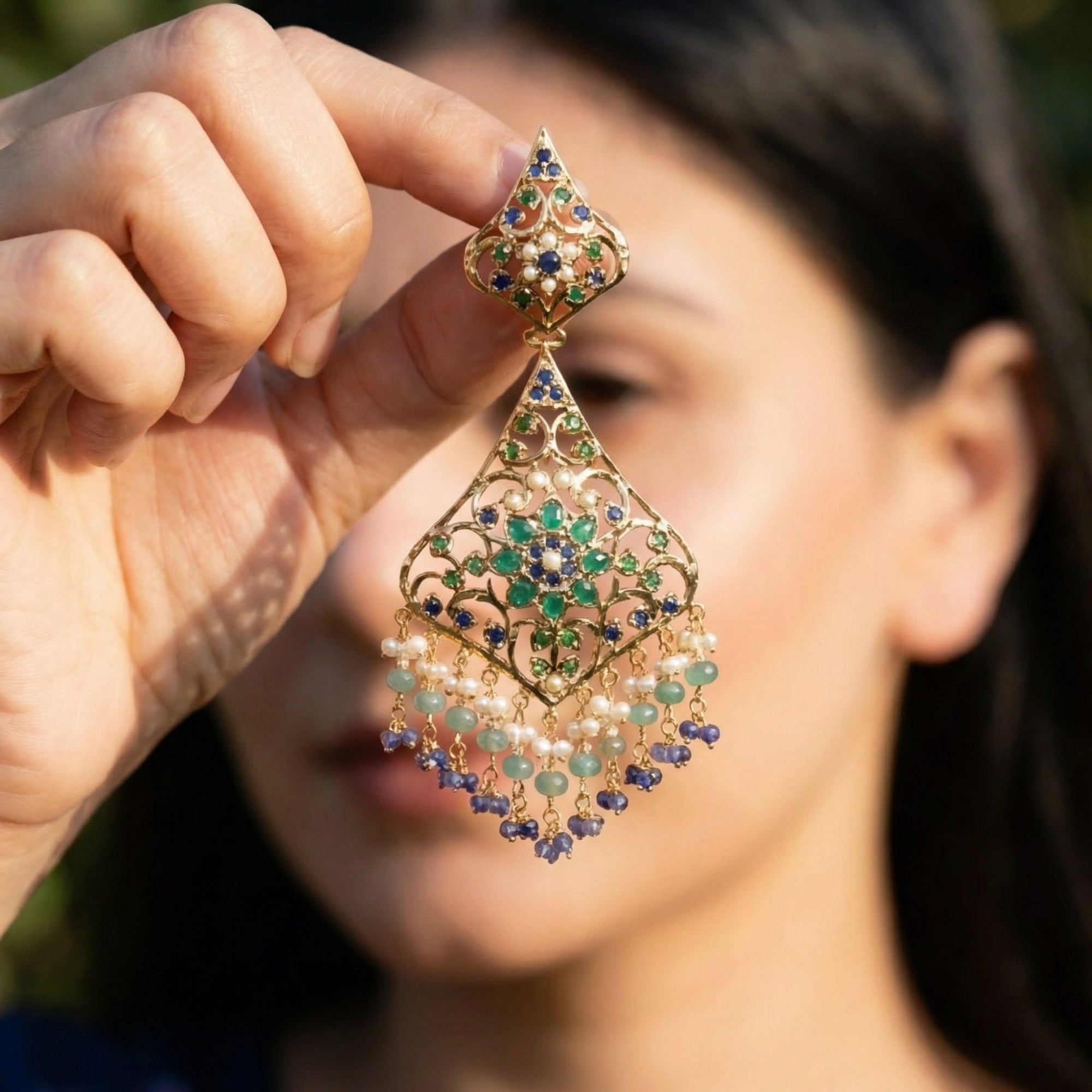 गोल्ड प्लेटेड सिल्वर में बहुरंगी जड़ाऊ डैंगलर्स ER 493