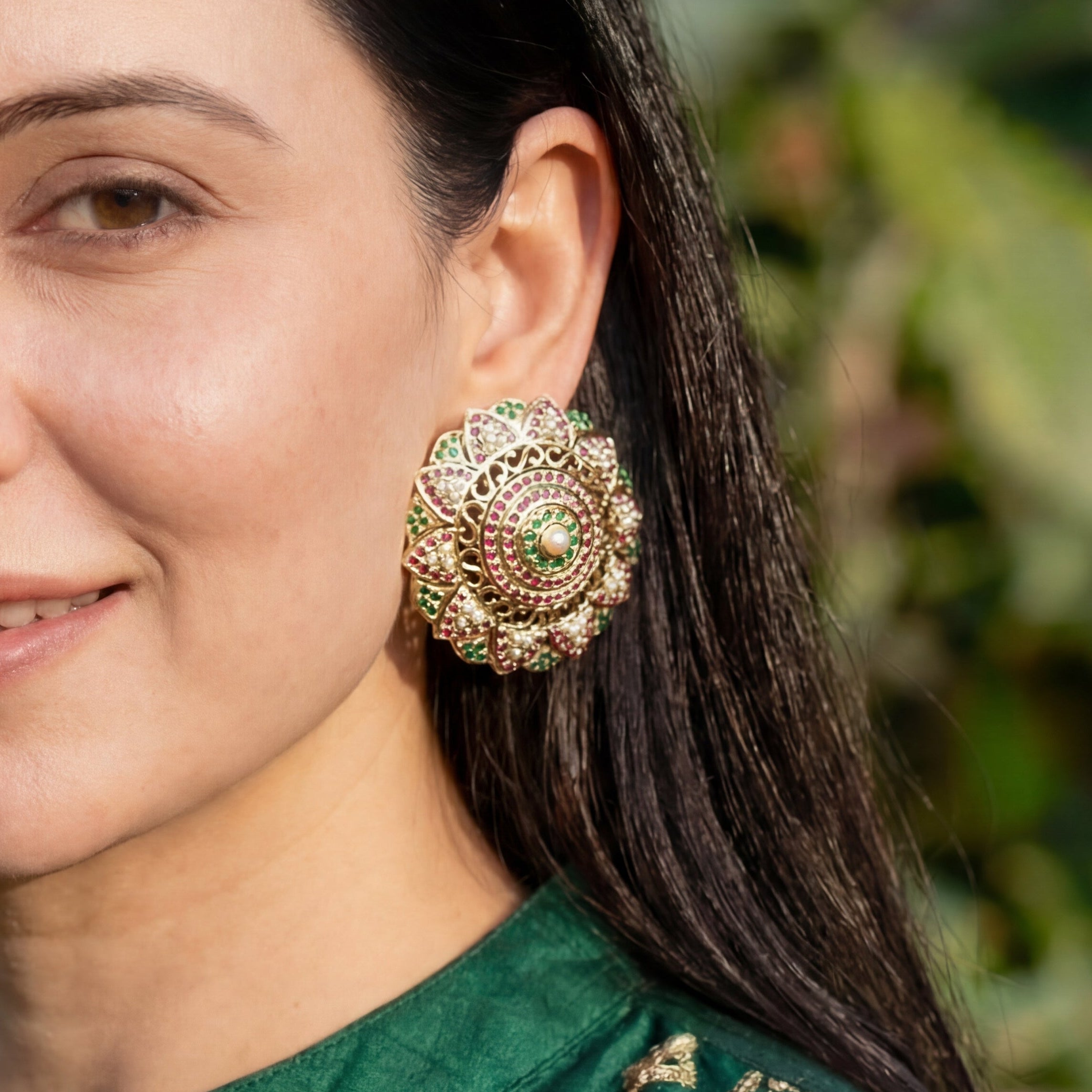 गोल्ड प्लेटेड सिल्वर में बहुरंगी जडाऊ स्टड इयररिंग्स ER 182