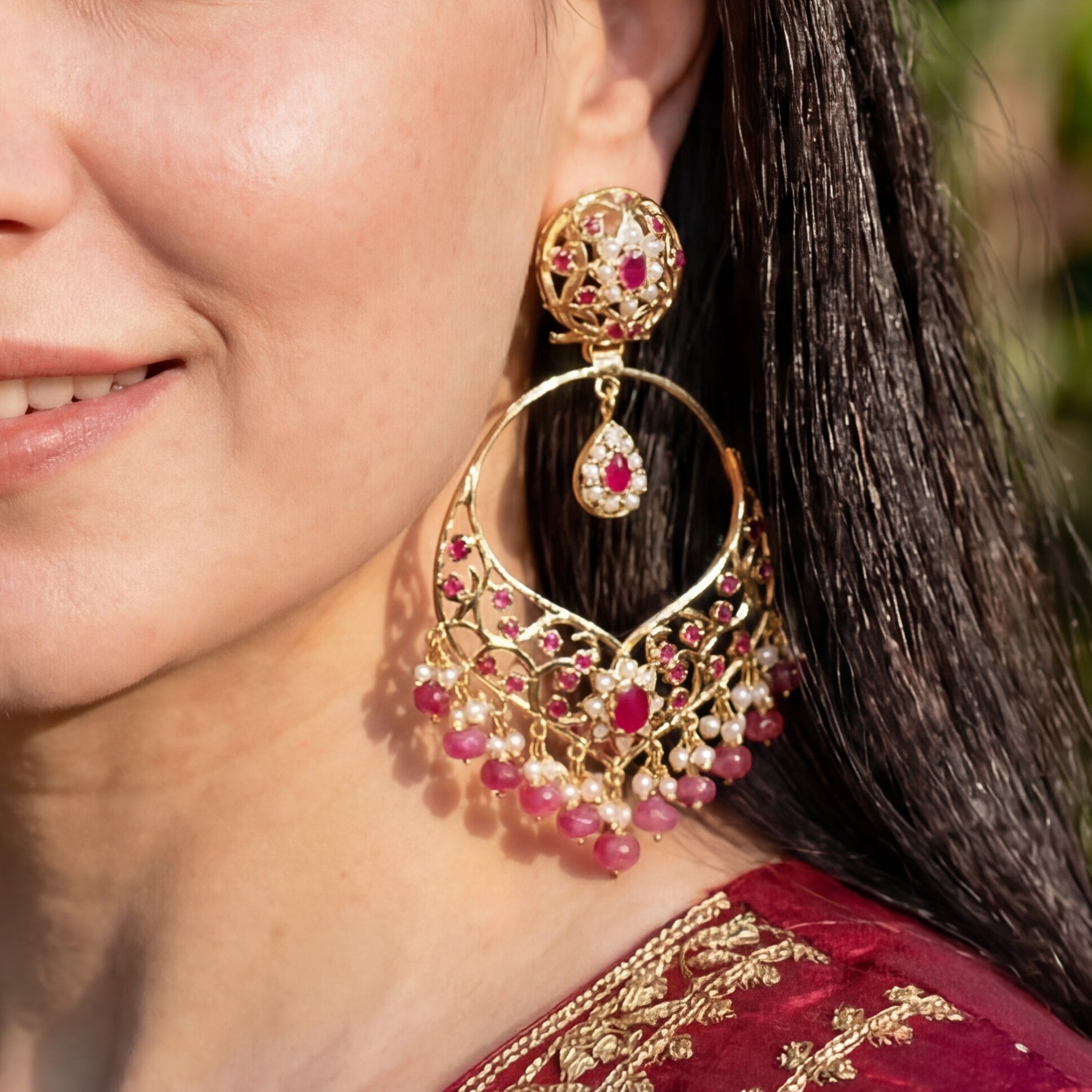रूबी-पर्ल जड़ाऊ चांदबाली इयररिंग्स गोल्ड प्लेटेड सिल्वर ER 312