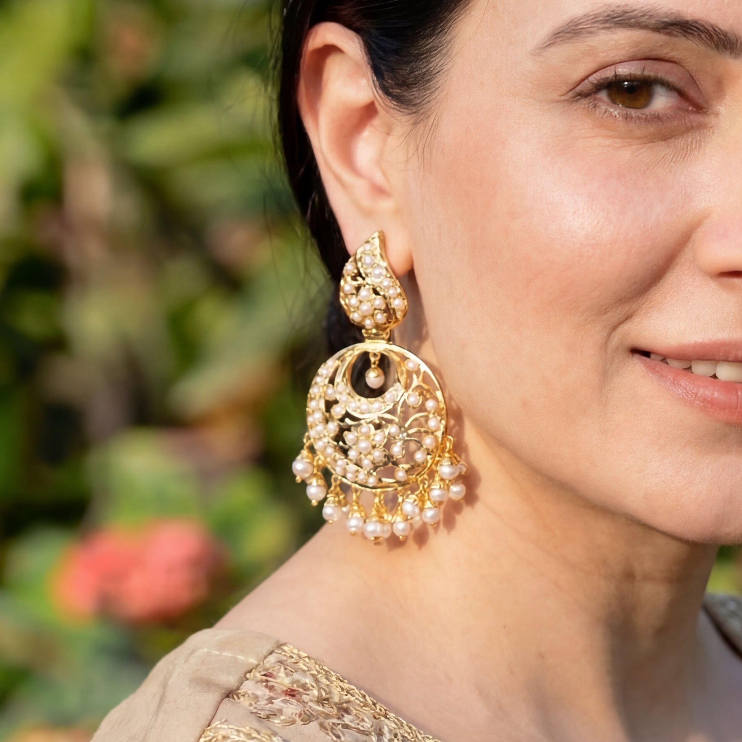 గోల్డ్ ప్లేటింగ్ ER 389తో వెండిపై పెర్ల్ చంద్బాలీ చెవిపోగులు