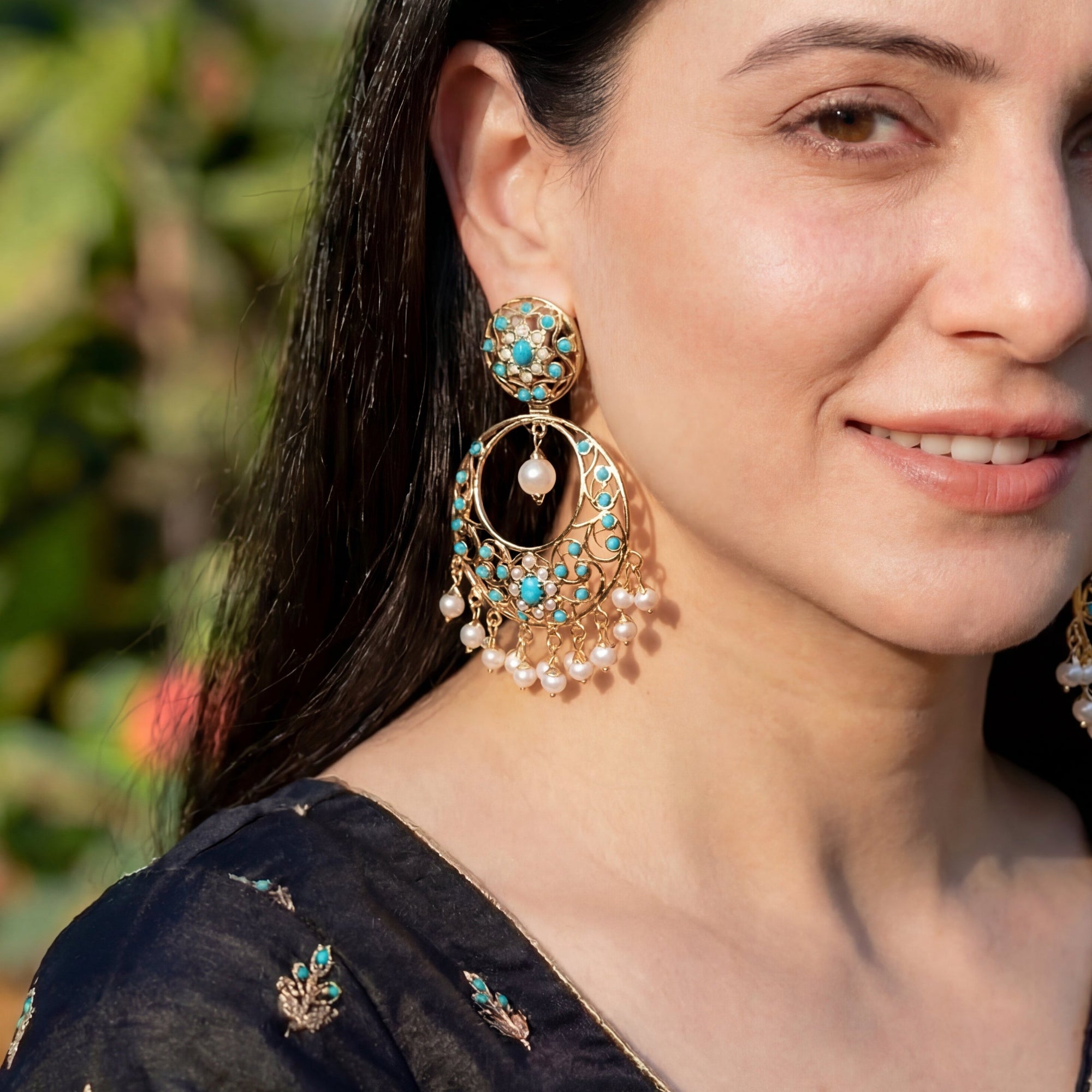 టర్కోయిస్ చంద్బాలీ చెవిపోగులు | స్టెర్లింగ్ సిల్వర్ ఆధారిత 22k గోల్డ్ ప్లేటింగ్ ER 656