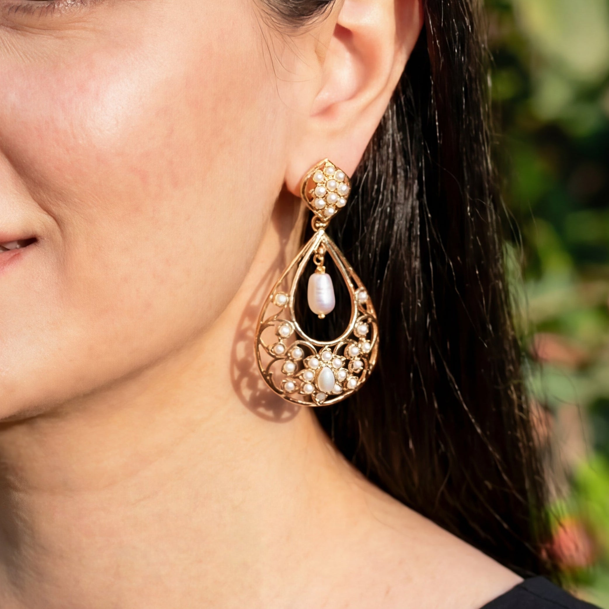 సమకాలీన జడౌ చెవిపోగులు | దైన్టీ మోడరన్ చాంద్బాలీ | 925 బంగారు పూతతో వెండి ER 566