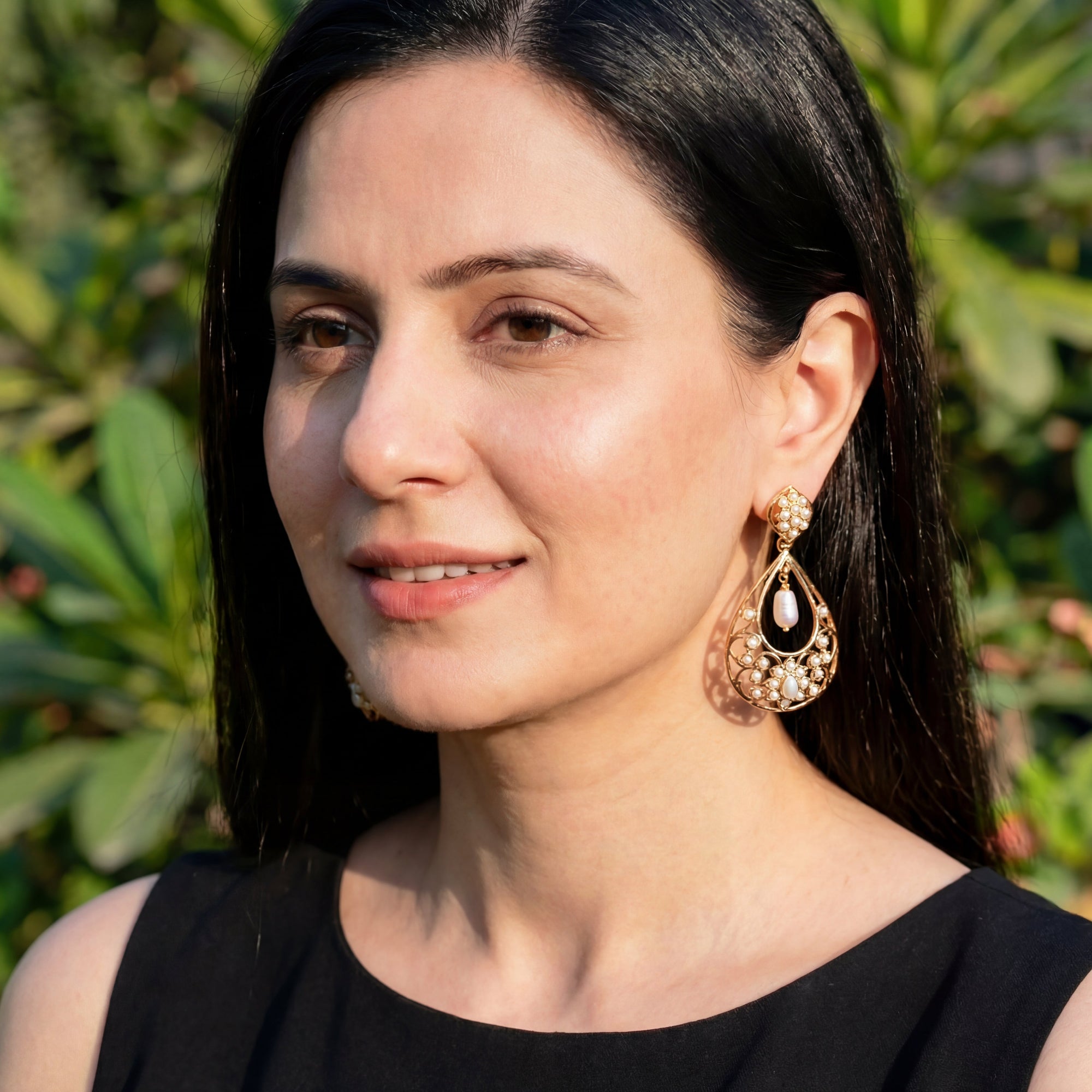 సమకాలీన జడౌ చెవిపోగులు | దైన్టీ మోడరన్ చాంద్బాలీ | 925 బంగారు పూతతో వెండి ER 566