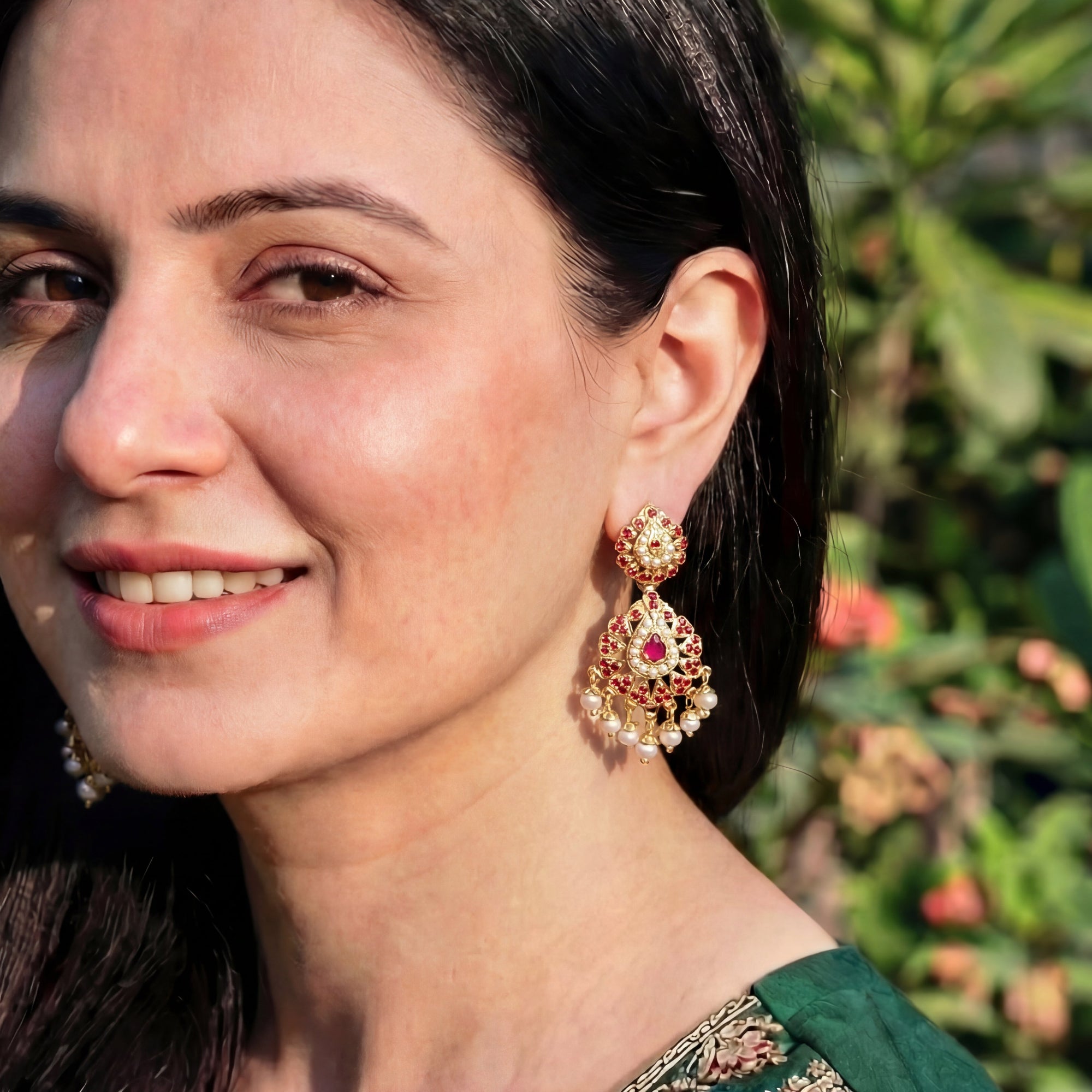 गोल्ड प्लेटेड सिल्वर ER 407 में हल्के और सुरुचिपूर्ण रूबी और मोती की बालियां