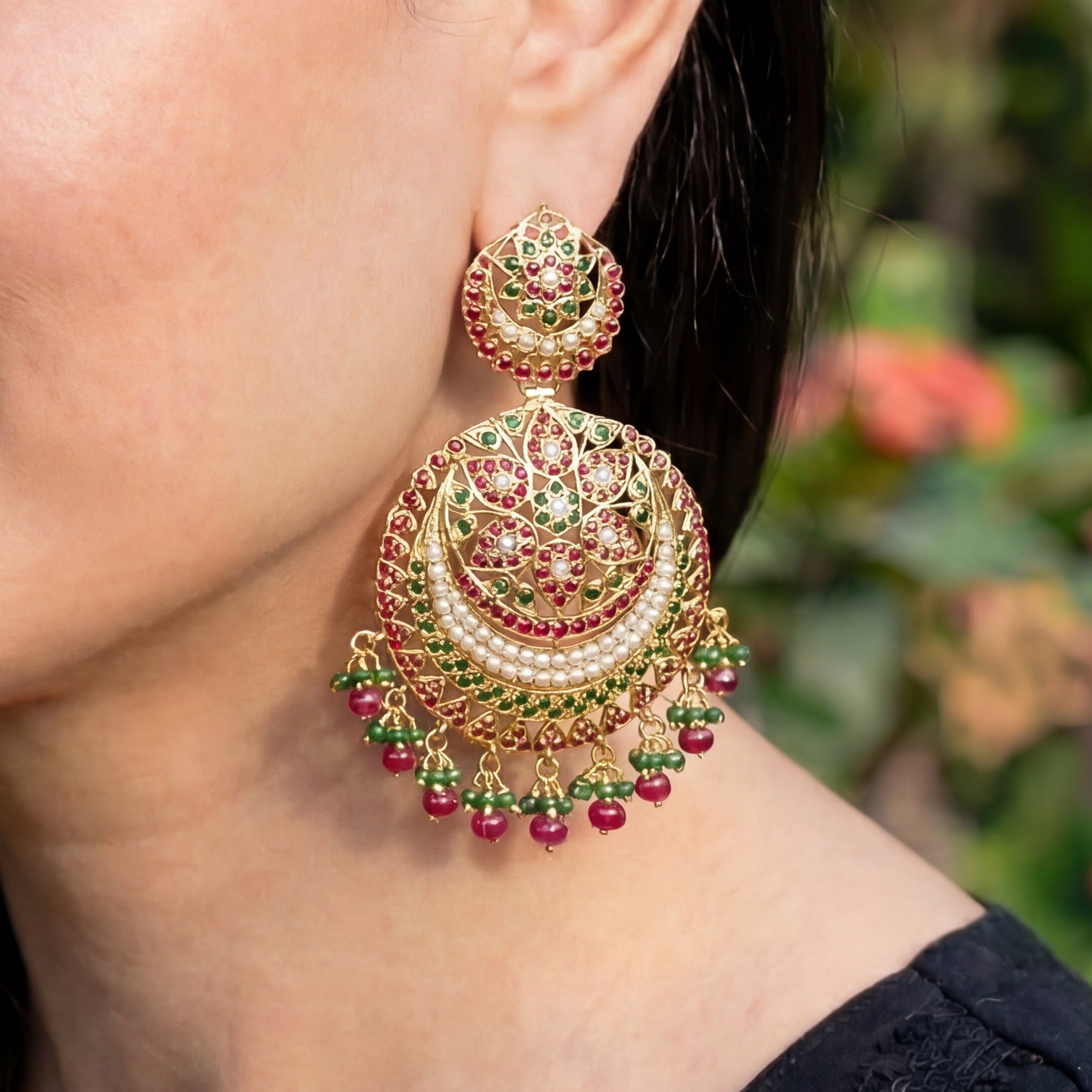 गोल्ड प्लेटेड मल्टीकलर स्टोन स्टडेड इयररिंग सिल्वर ER 157 में