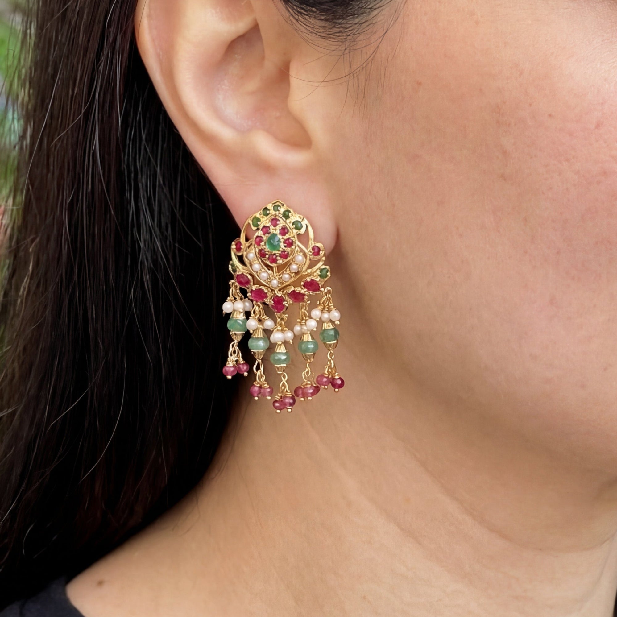 జదౌ టాప్స్ | రూబీ ఎమరాల్డ్ పెర్ల్ చెవిపోగులు | మహిళల కోసం ER 580