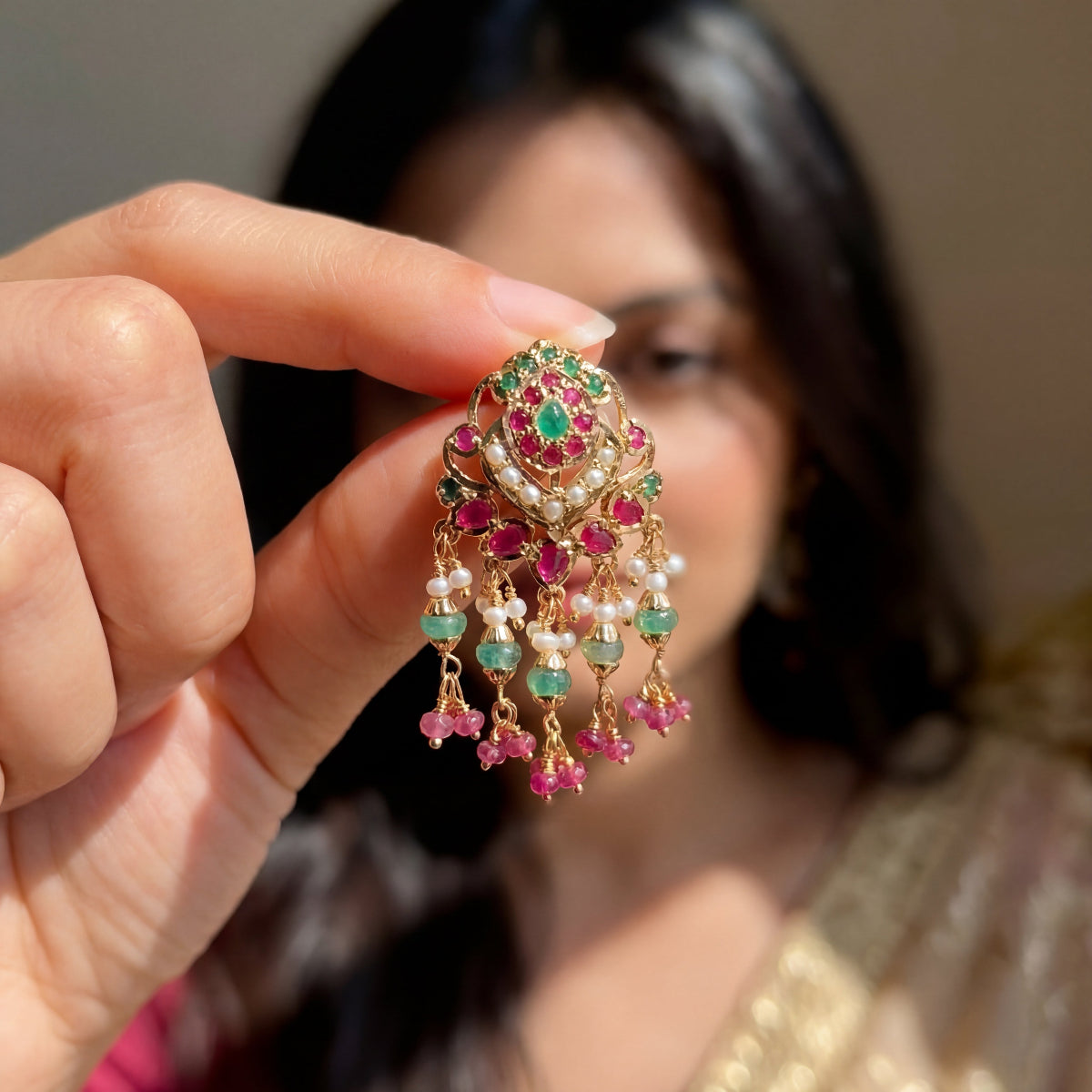 జదౌ టాప్స్ | రూబీ ఎమరాల్డ్ పెర్ల్ చెవిపోగులు | మహిళల కోసం ER 580