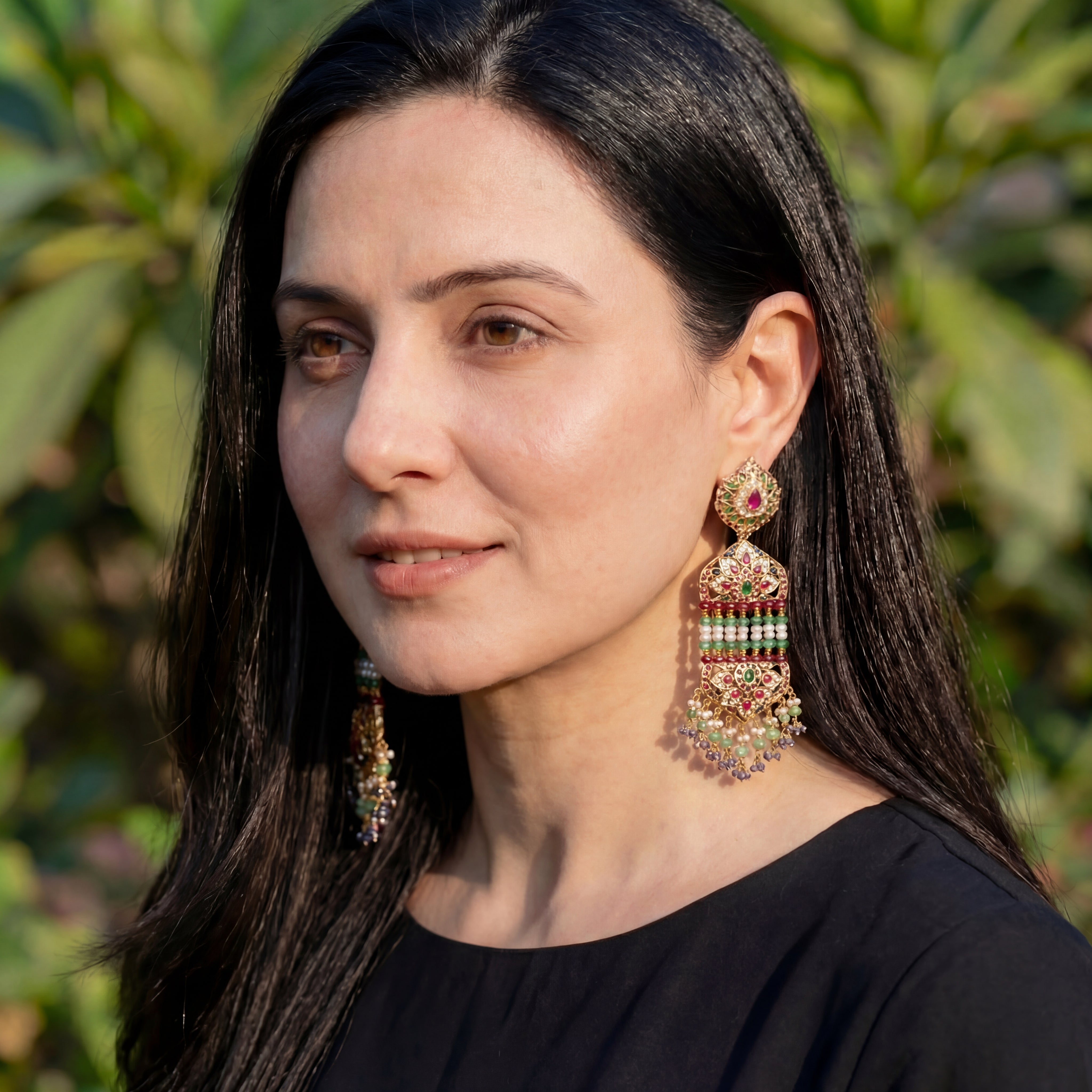 गोल्ड प्लेटेड सिल्वर में बहुरंगी जड़ाऊ झूमर इयररिंग्स ER 209